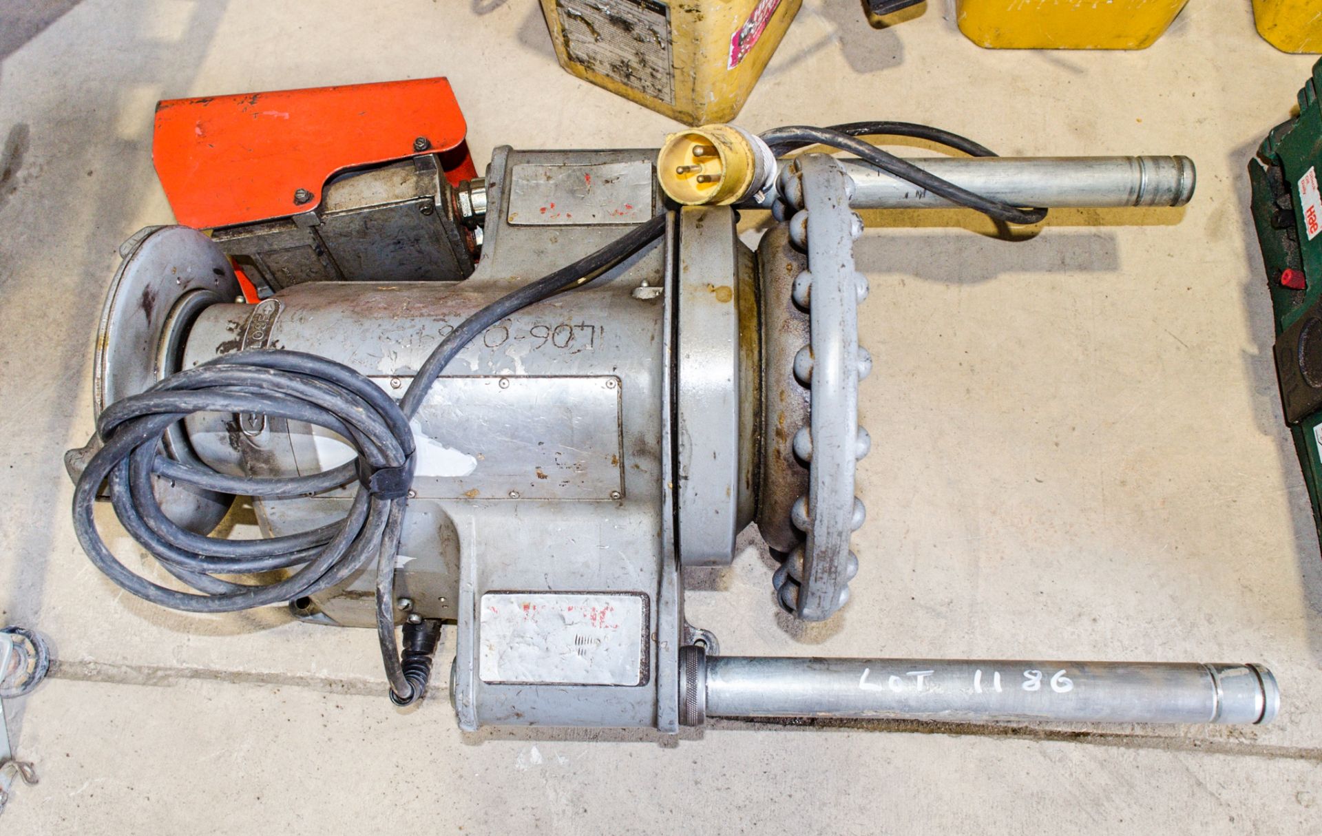 Ridgid 110 volt pipe threading machine  c/w foot pedal