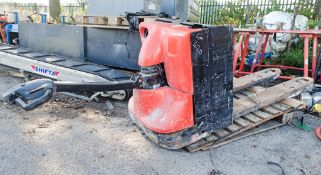 Battery electric pallet truck  **in disrepair** A683715