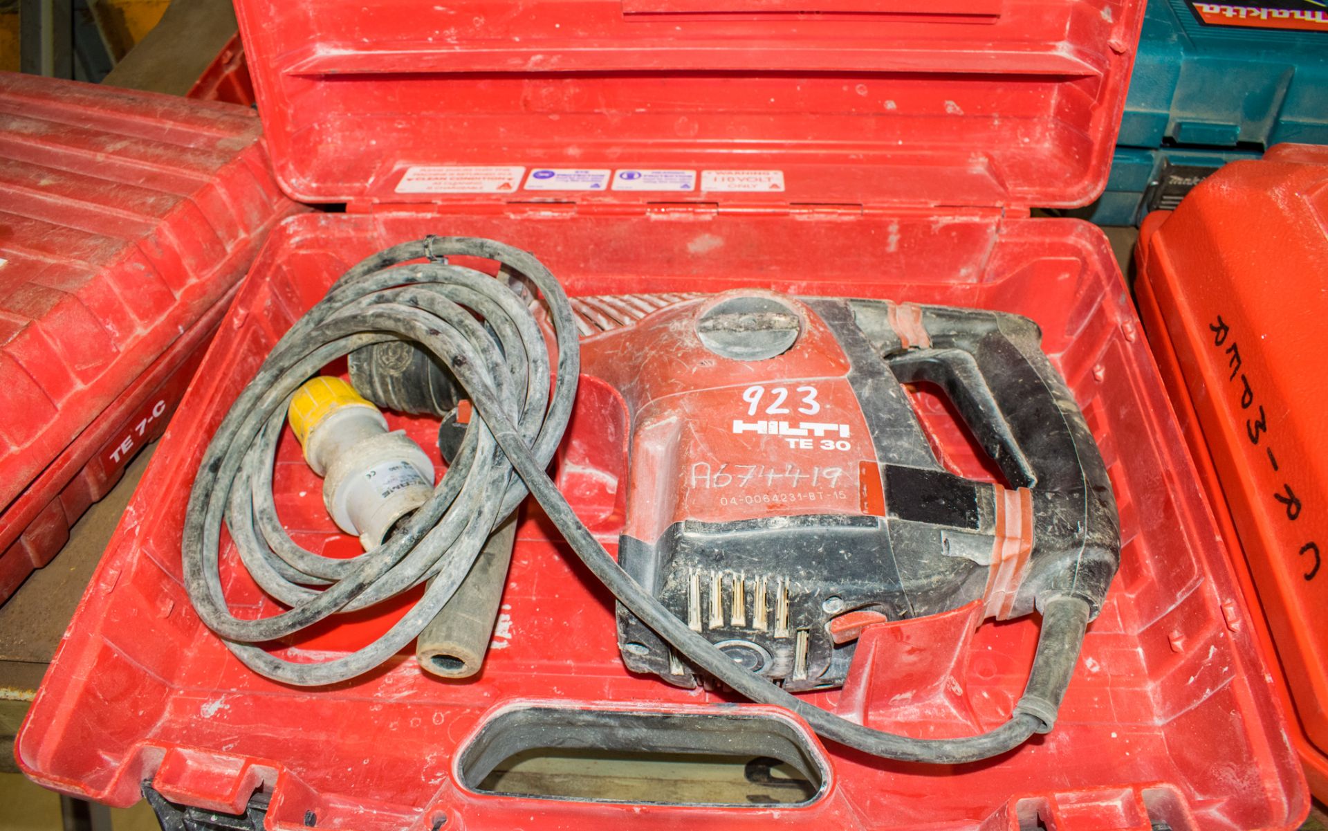 Hilti TE30 110v SDS rotary hammer drill c/w carry case A674419