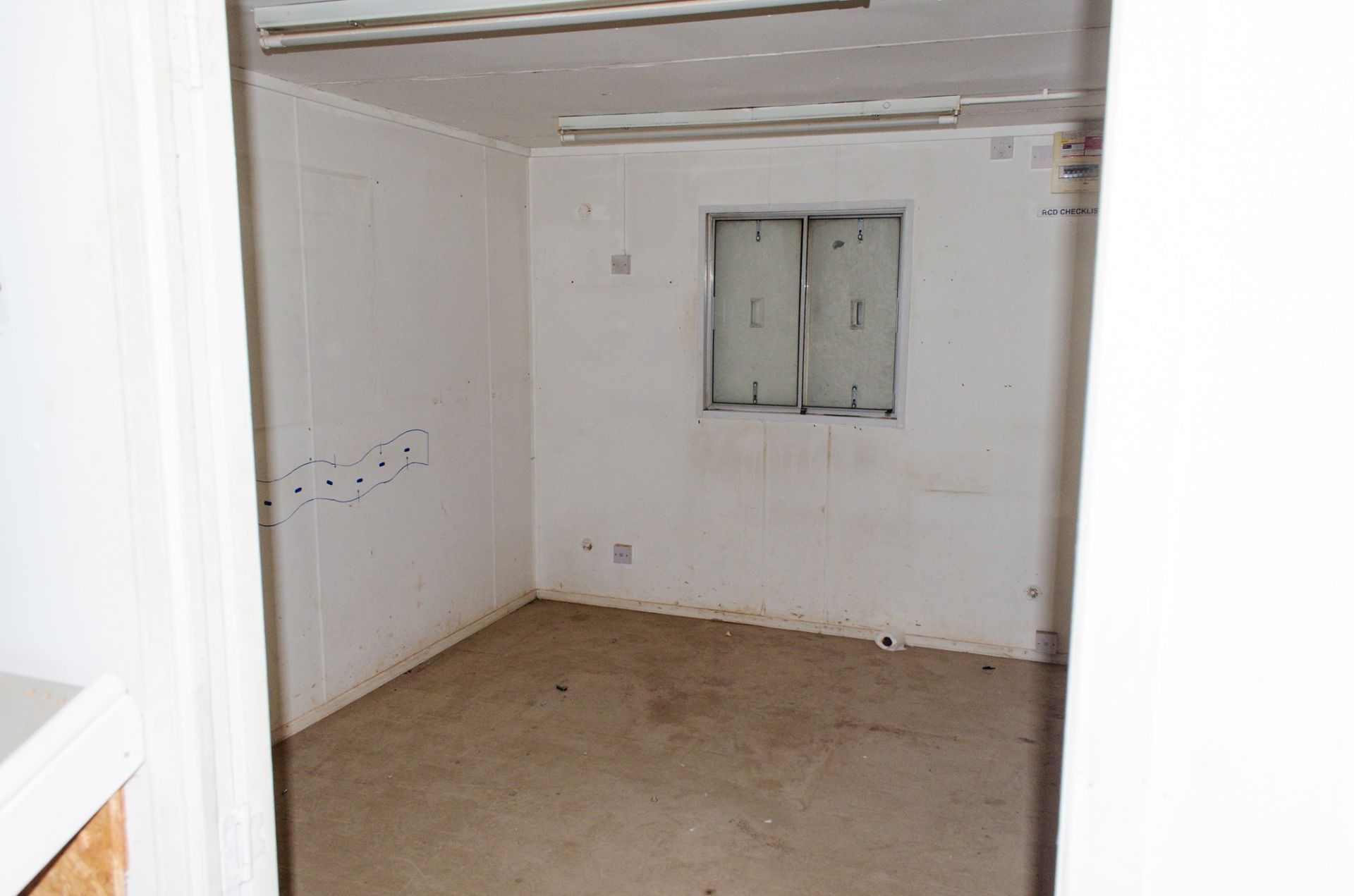 32ft x 10ft steel anti vandal jack leg  office site unit Comprising of: 2 offices & lobby area c/w - Image 6 of 8