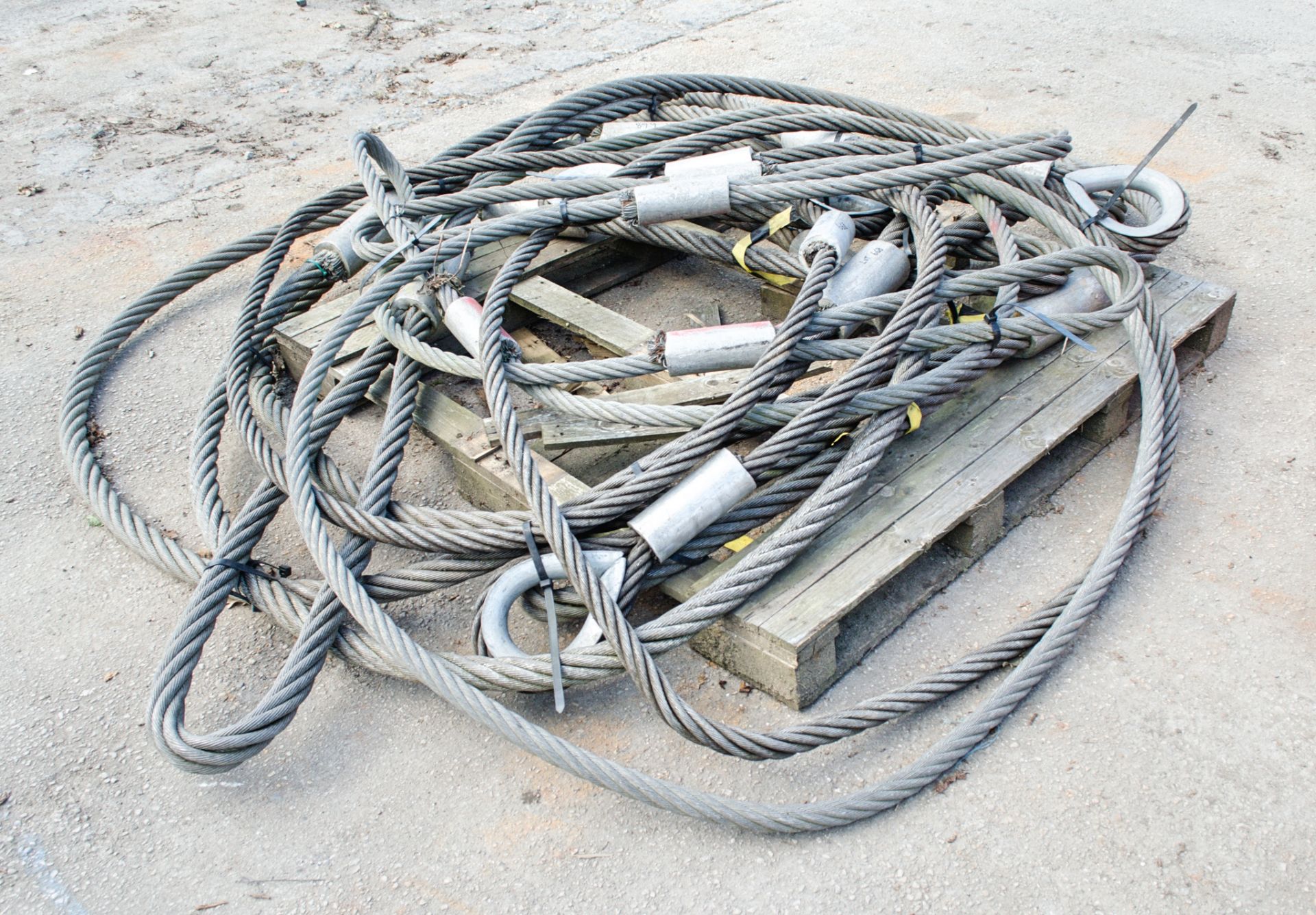 Quantity of heavy duty steel lifting slings as photo'd on pallet