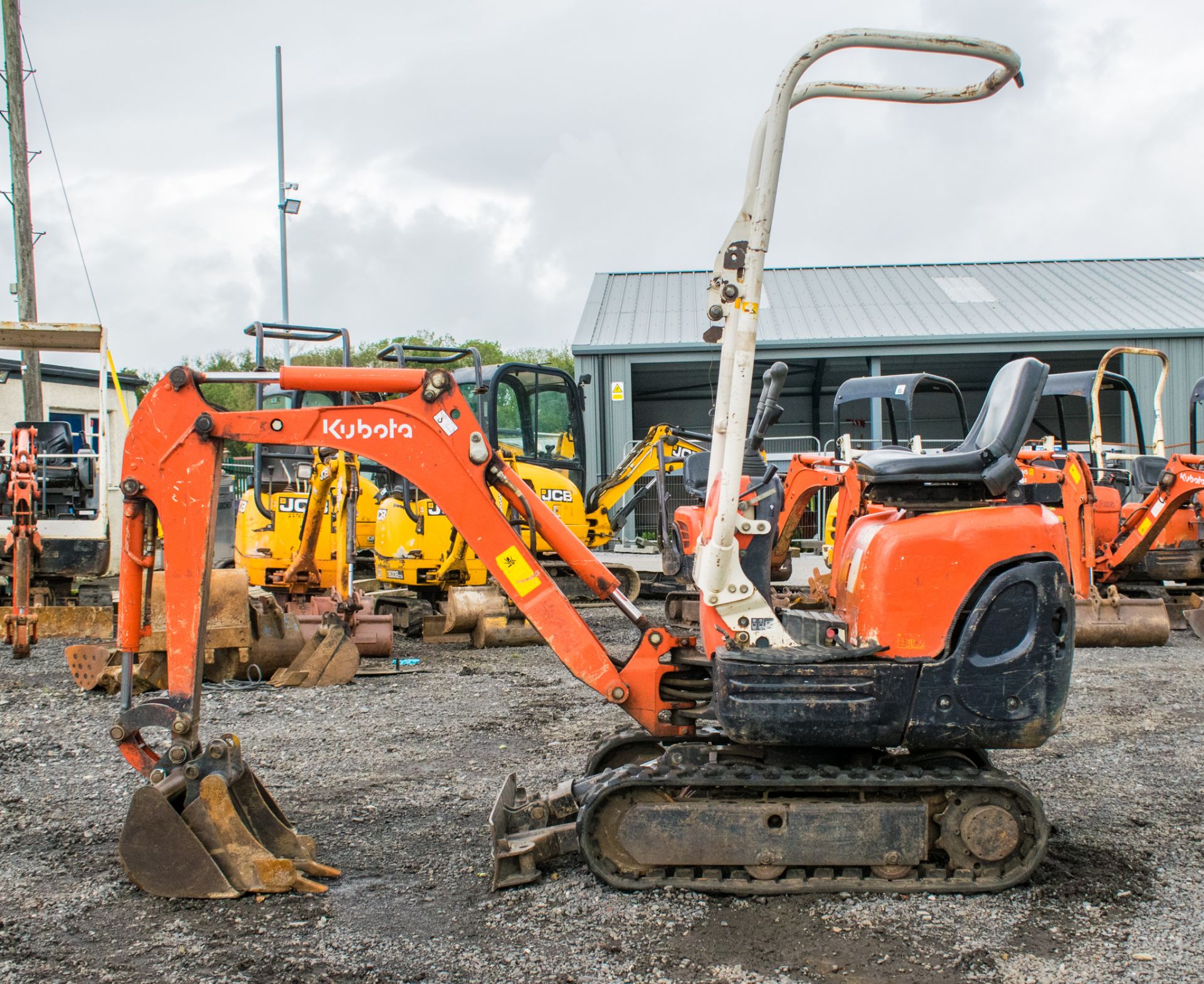 Kubota K008-3 0.8 tonne rubber tracked excavator Year: 2008 S/N: 10227 22760072 R/H: 2661 blade, - Image 8 of 17