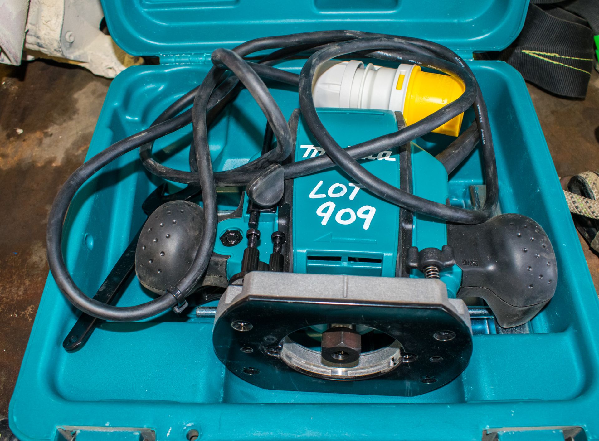 Makita 110v router c/w carry case A761765