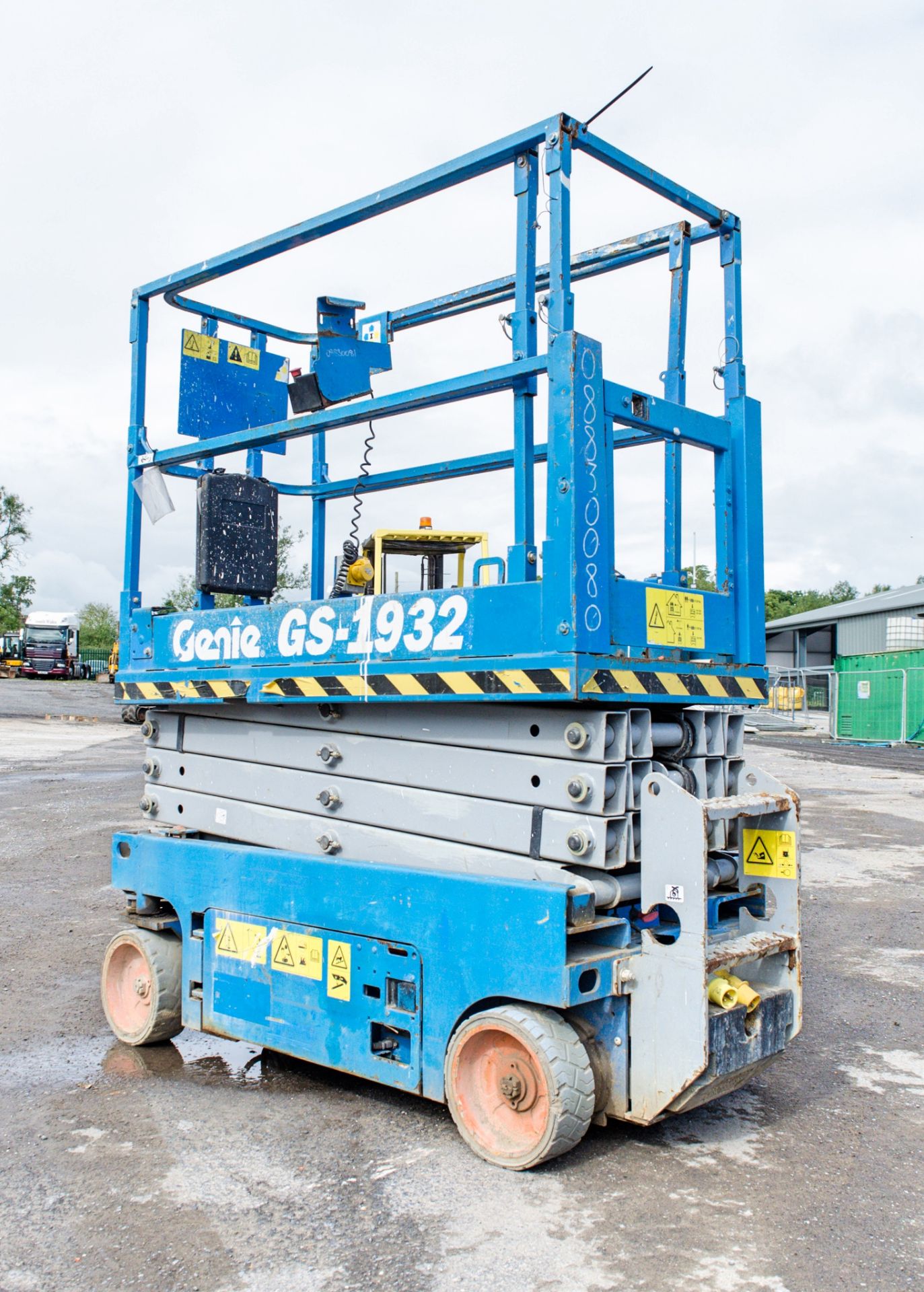 Genie GS1932 battery electric scissor lift access platform 08830080