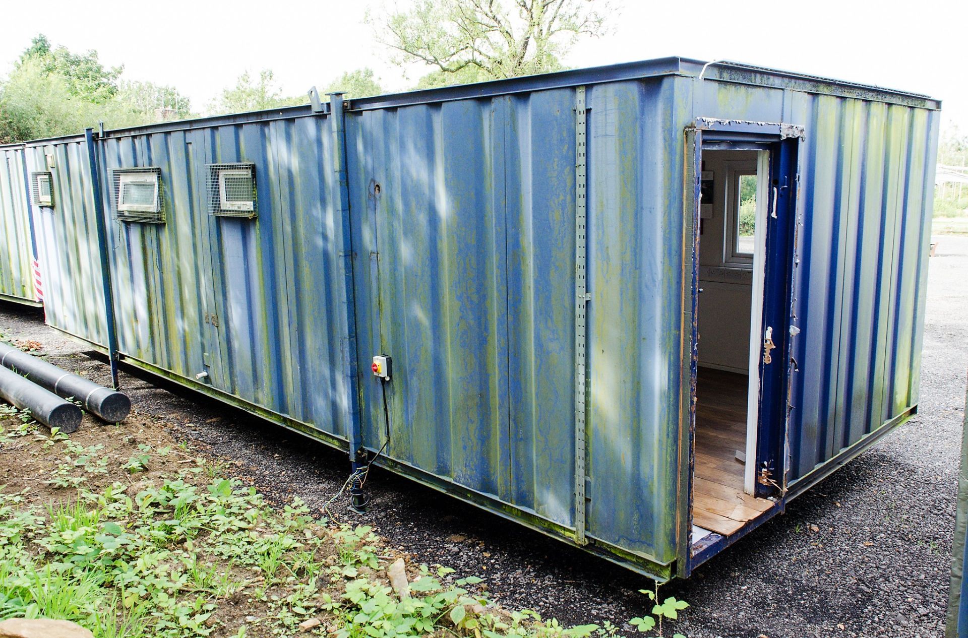 32 ft x 12 ft steel jack leg anti vandal office/toilet site unit Comprising of: Reception area, - Image 3 of 12