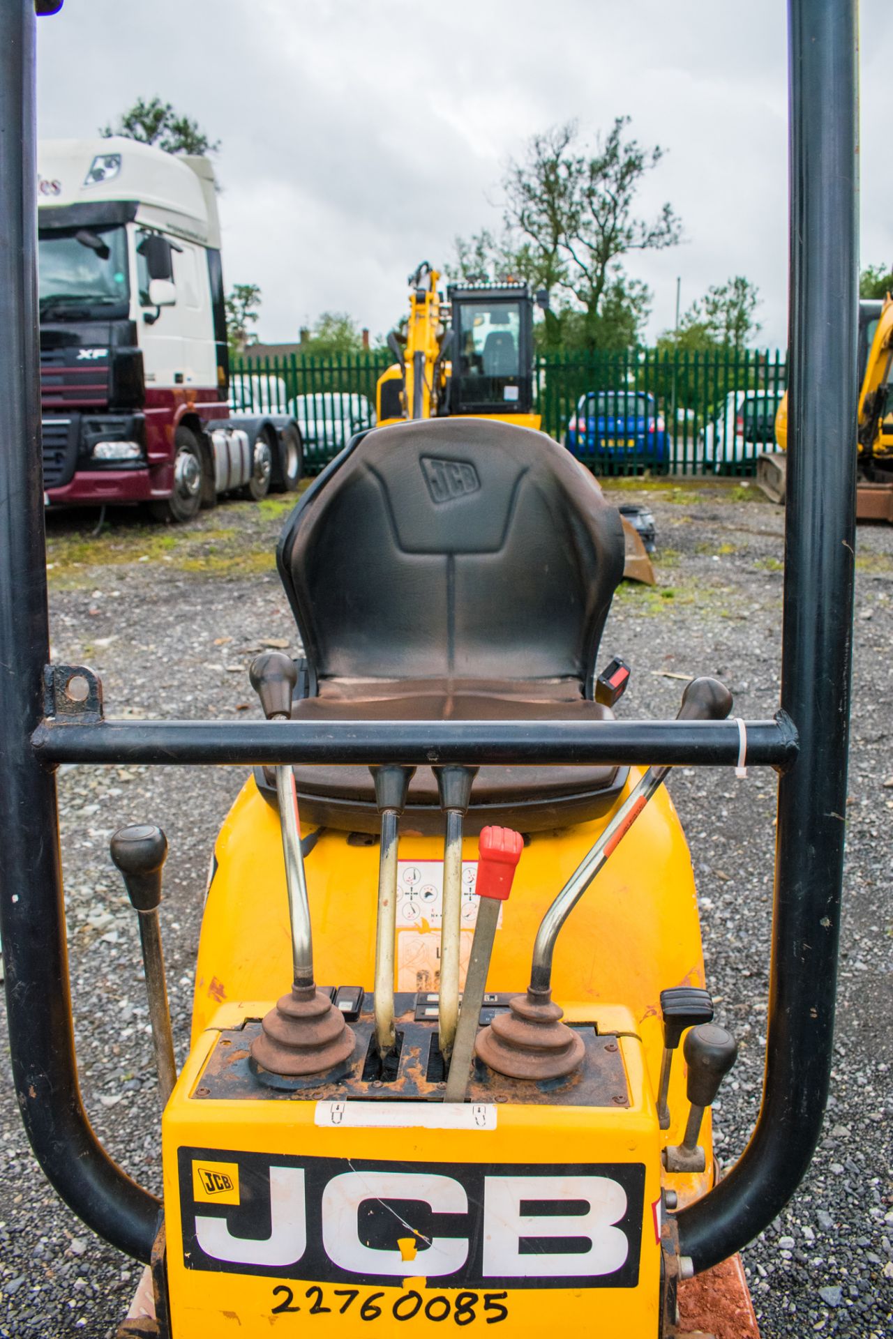 JCB 8008 CTS 0.8 tonne rubber tracked micro excavator Year: 2015 S/N: 10651 Recorded Hours: 905 - Image 16 of 18