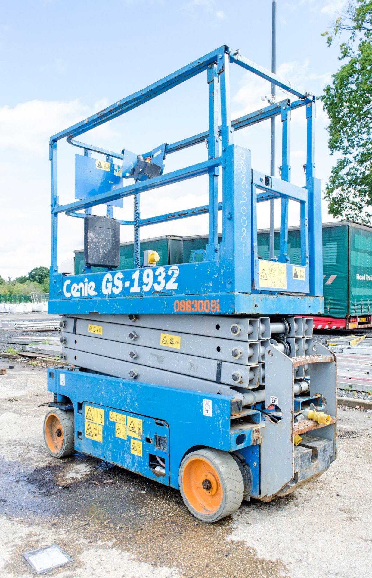 Genie GS1932 battery electric scissor lift access platform Year: 2015 S/N: 18932 Recorded Hours: 109 - Image 2 of 5