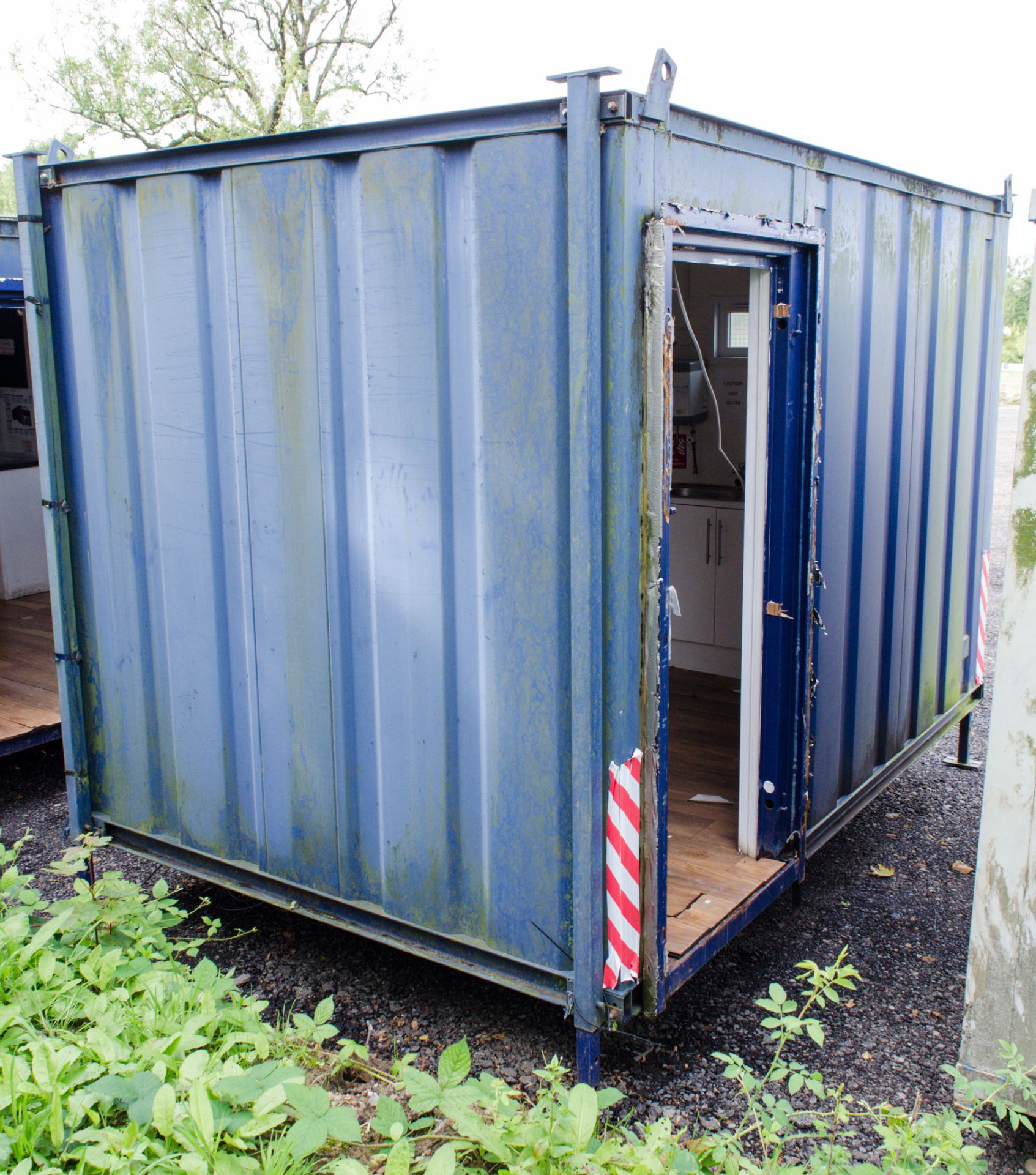 12 ft x 8 ft steel jack leg office site unit Comprising of: canteen area ** No keys but unlocked ** - Image 2 of 6