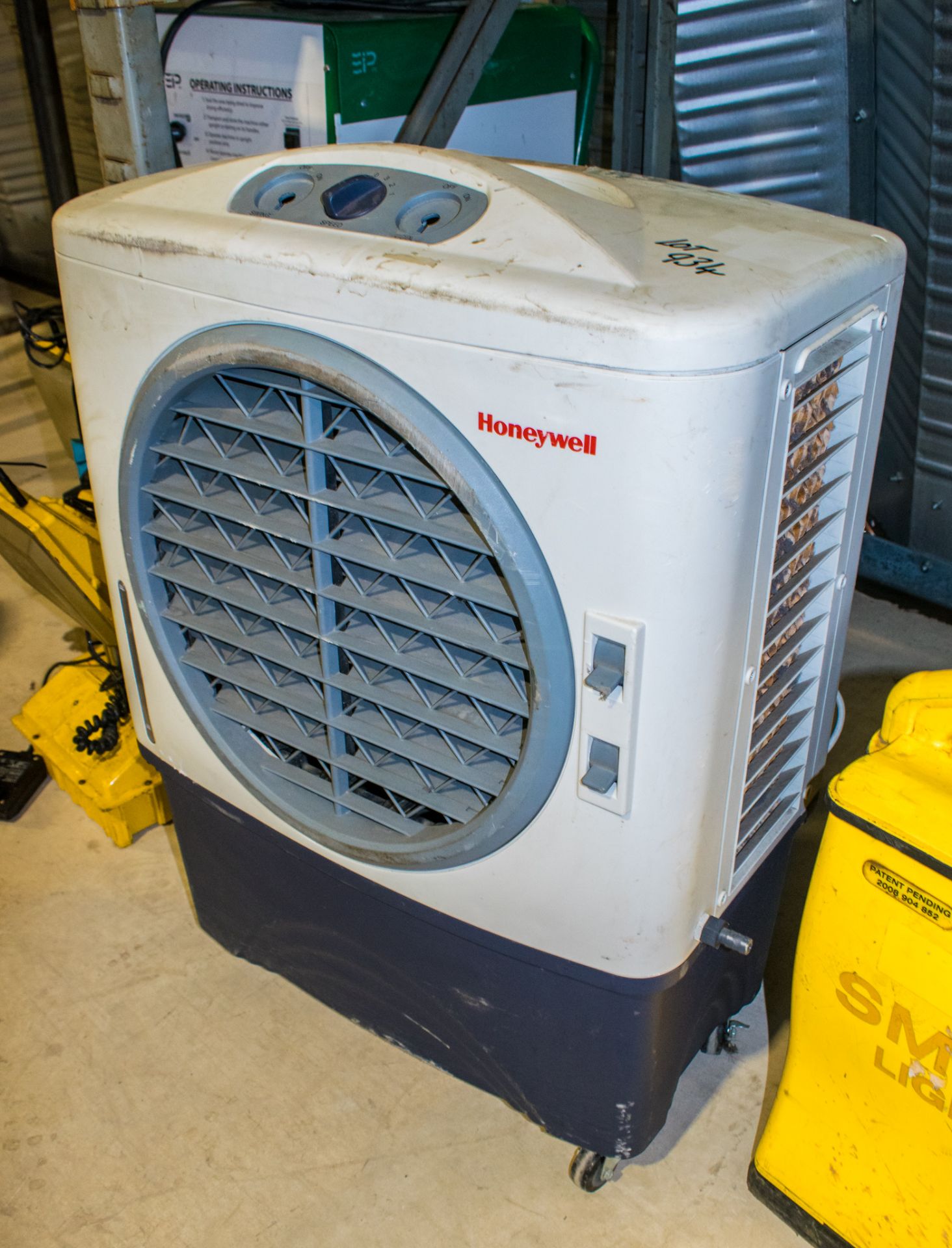 Honeywell 240v air conditioning unit ** Parts missing **