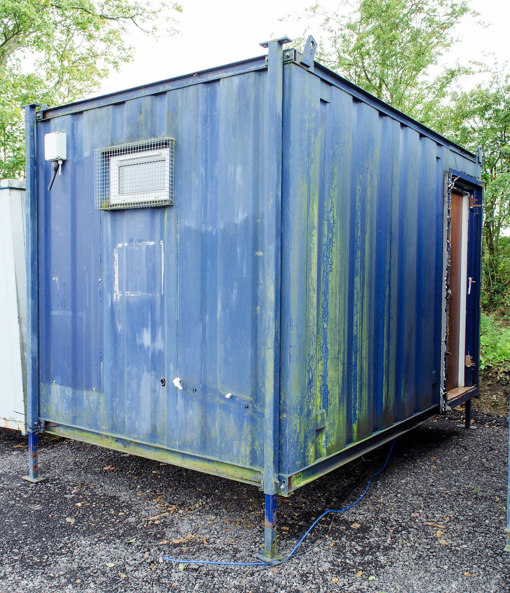 12 ft x 8 ft steel jack leg office site unit Comprising of: canteen area ** No keys but unlocked ** - Image 3 of 6