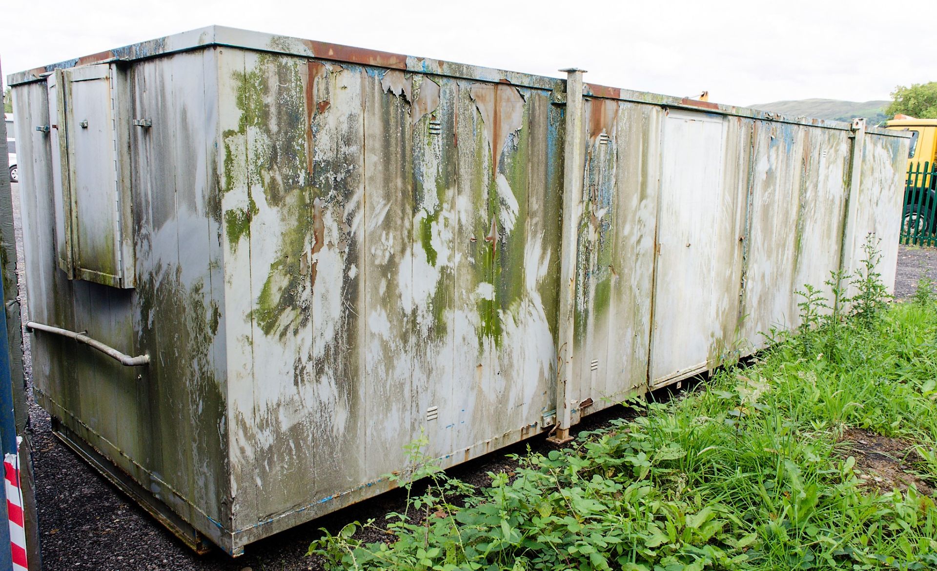 32 ft x 9 ft steel anti vandal office site unit Comprising of: Canteen area & office c/w key - Image 4 of 8