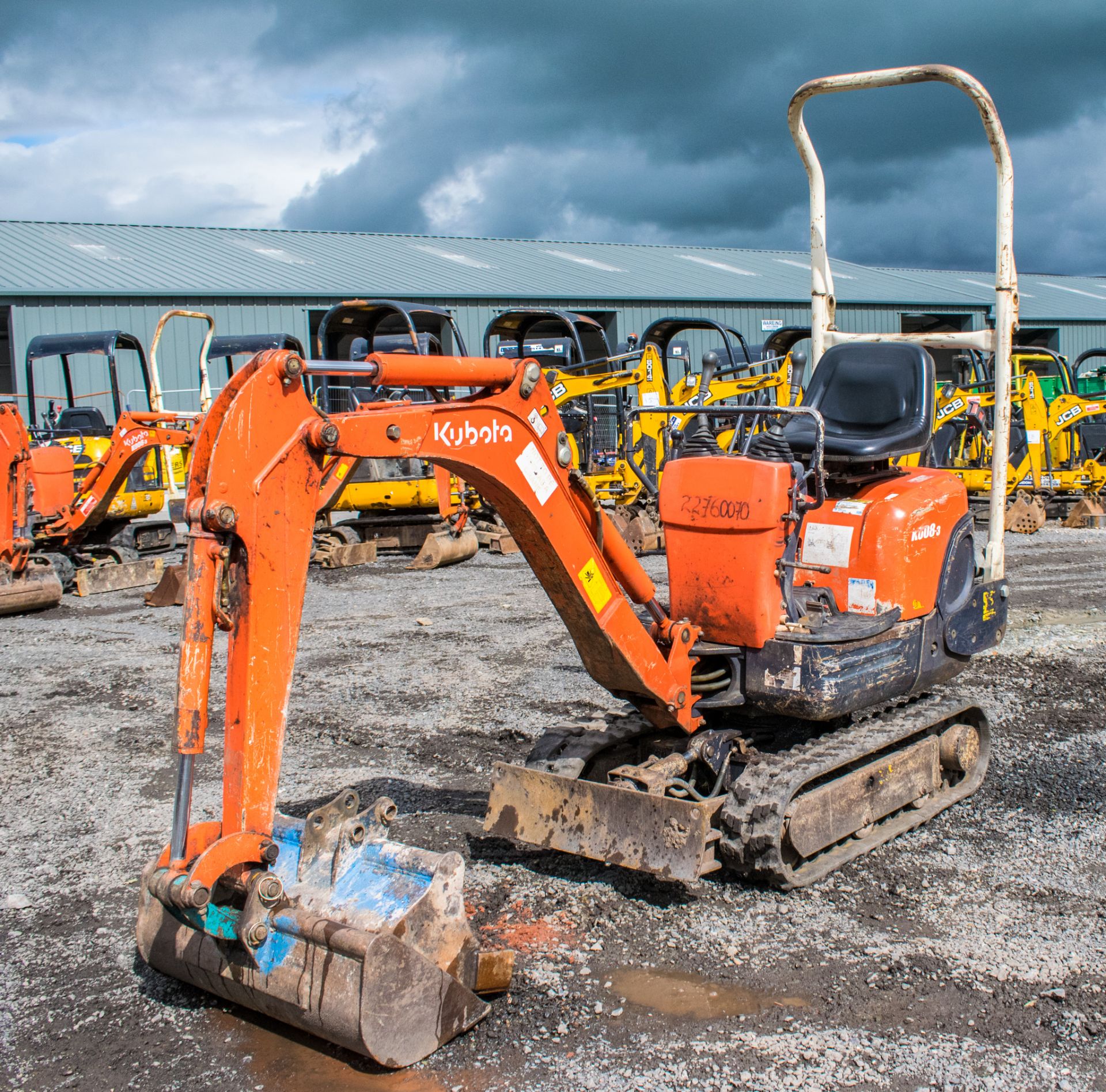 Kubota K008-3 0.8 tonne rubber tracked excavator Year: 2007 S/N: 18178 R/H: 2786 22760070 blade,