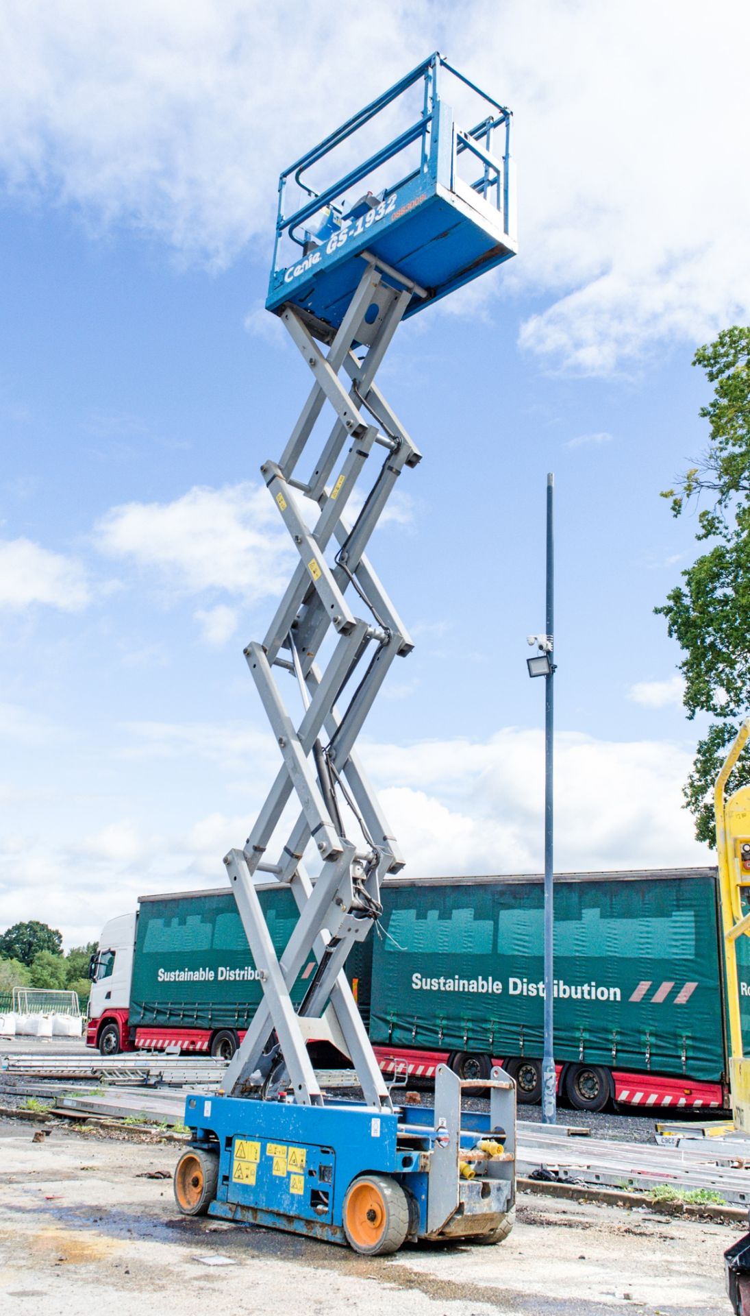 Genie GS1932 battery electric scissor lift access platform Year: 2015 S/N: 18932 Recorded Hours: 109 - Image 3 of 5
