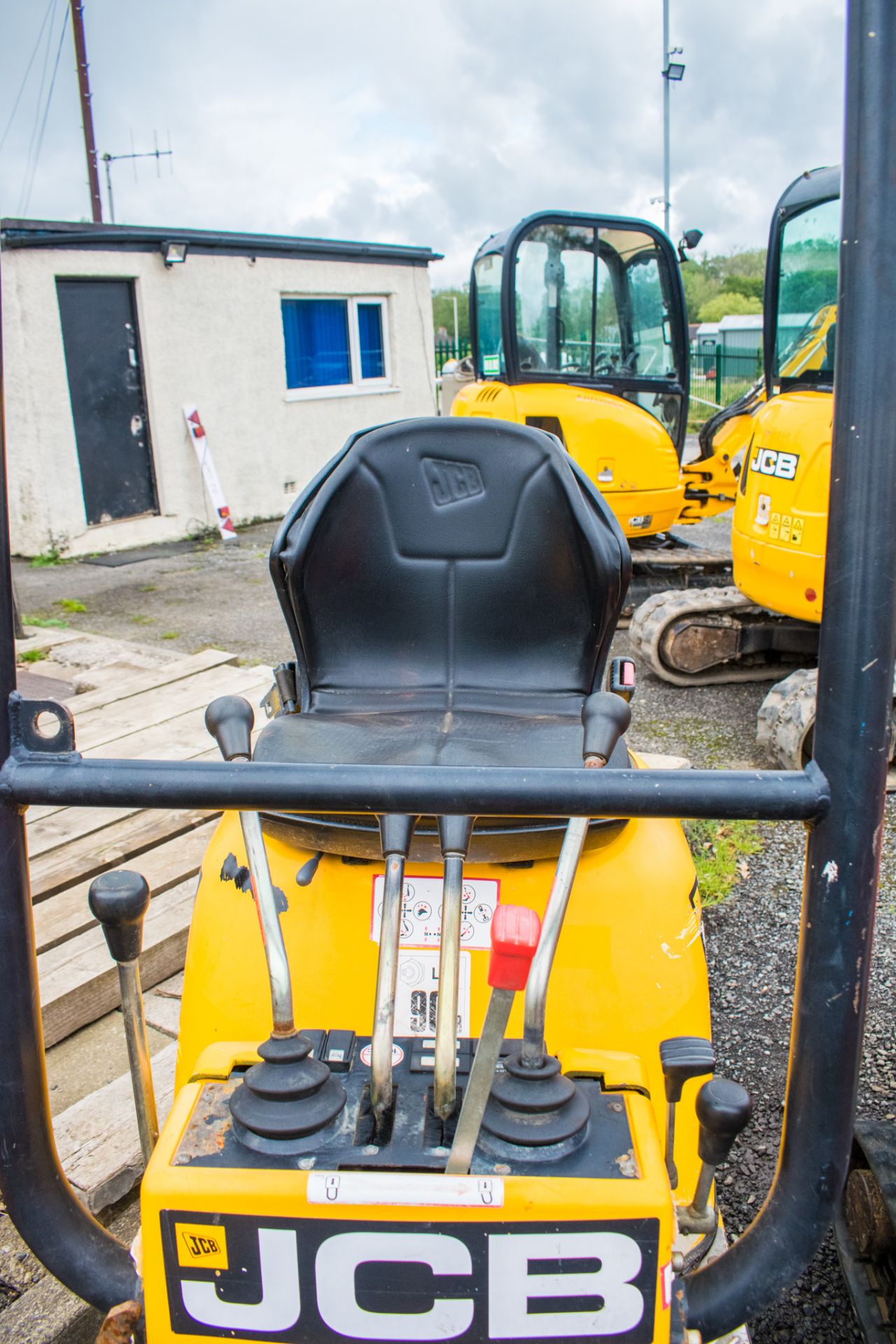 JCB 8008 CTS 0.8 tonne rubber tracked micro excavator Year: 2015 S/N: 10881 Recorded Hours: 1434 - Image 13 of 15