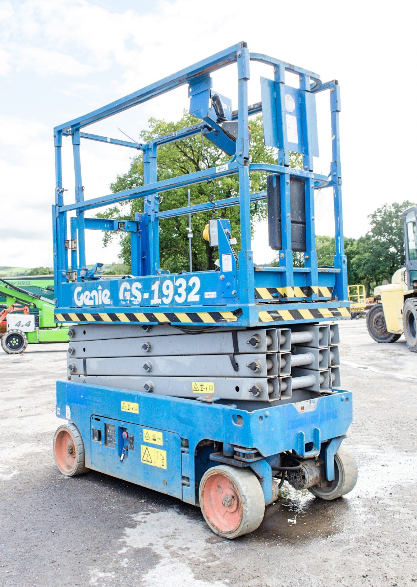 Genie GS1932 battery electric scissor lift access platform 08830080 - Image 2 of 4