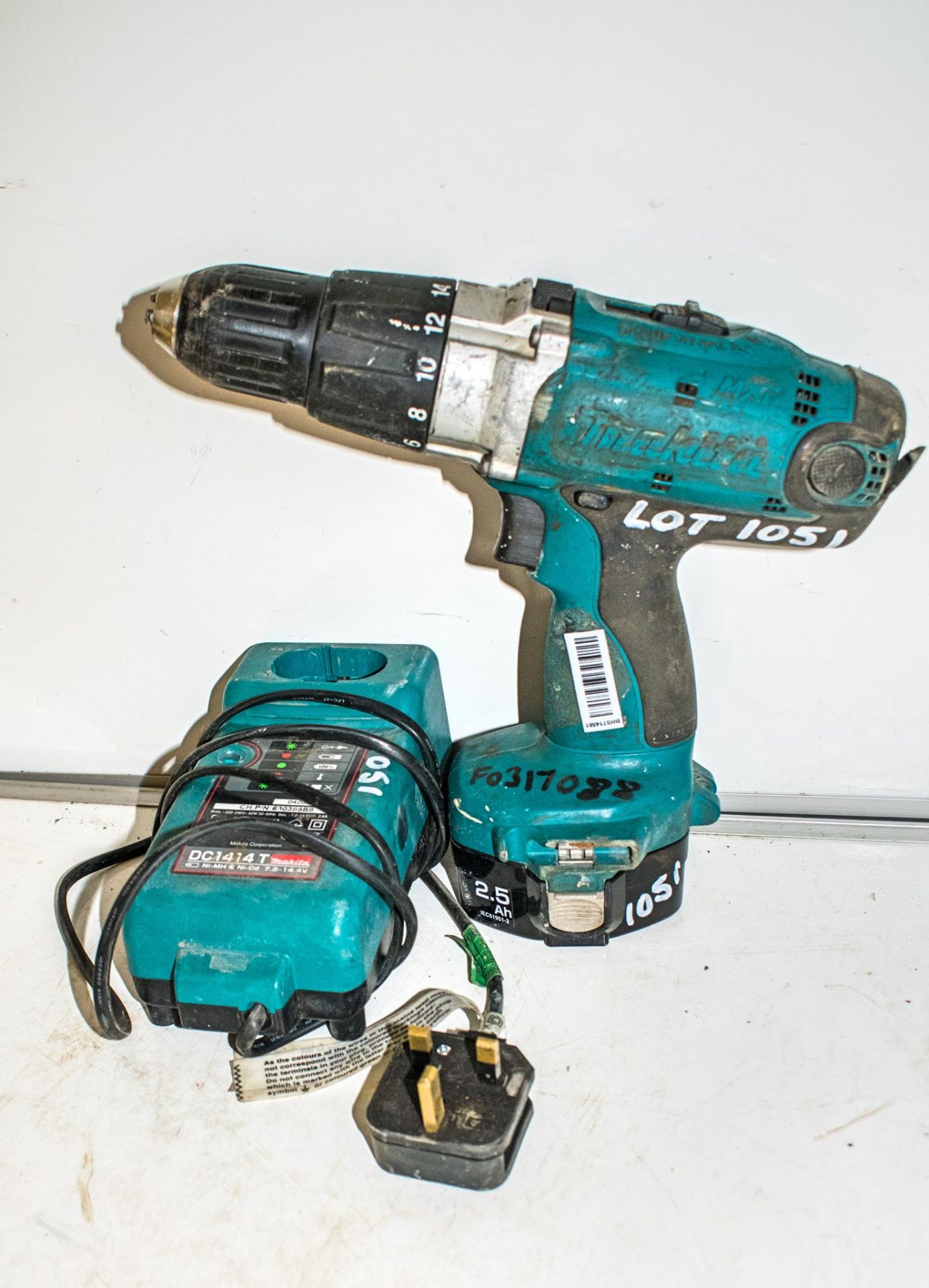 Makita 14.4v cordless drill c/w battery & charger