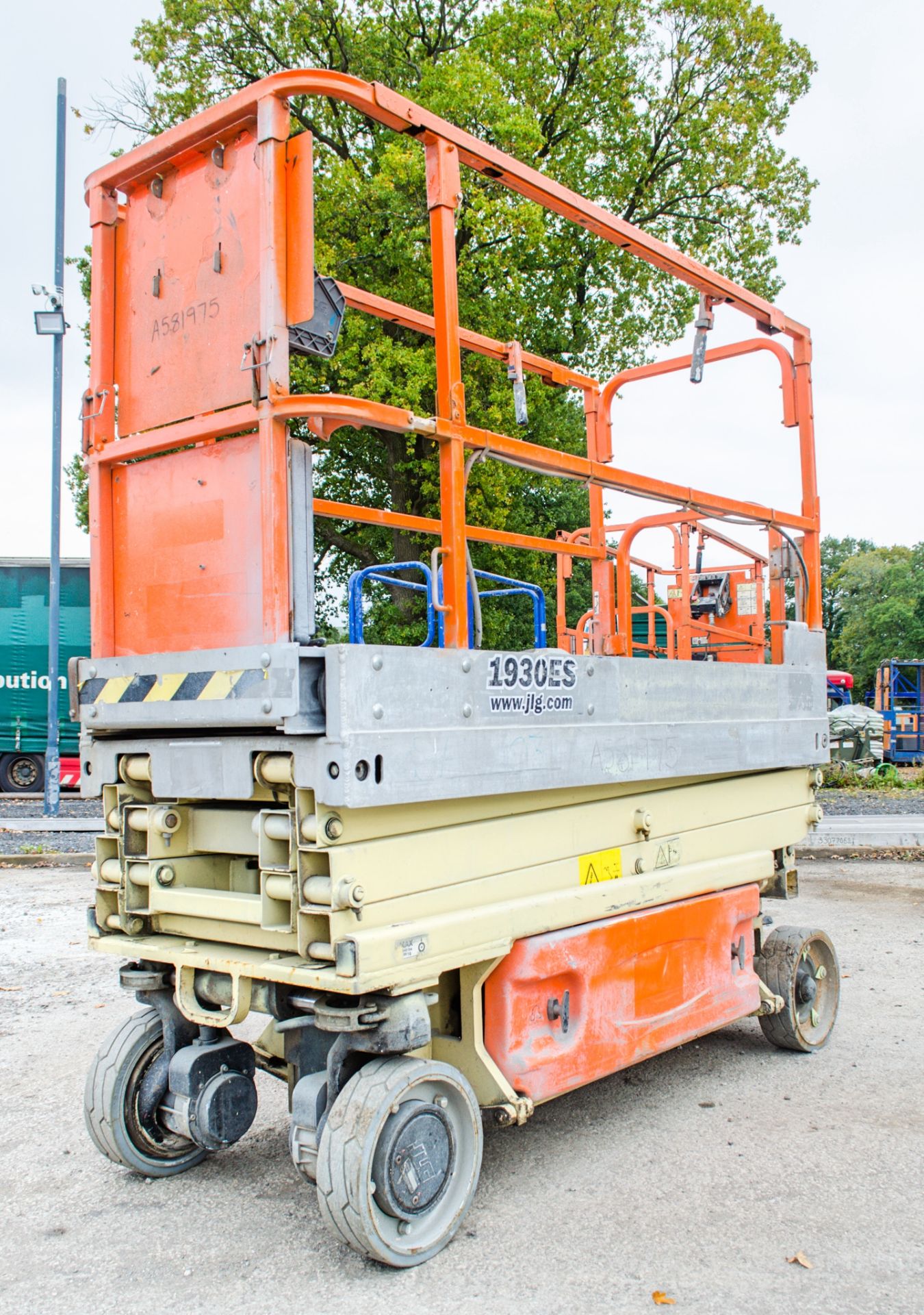 JLG 1930ES battery electric scissor lift access platform Year: 2012 S/N: 4493 Recorded Hours: 309 - Image 4 of 11