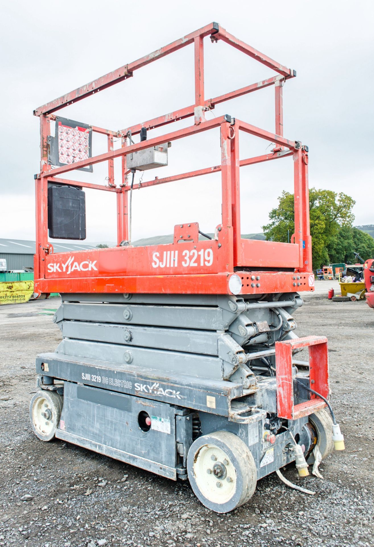 Skyjack SJIII 3219 battery electric scissor lift access platform Year: 2013 S/N: 2204419 S8260 - Image 4 of 7