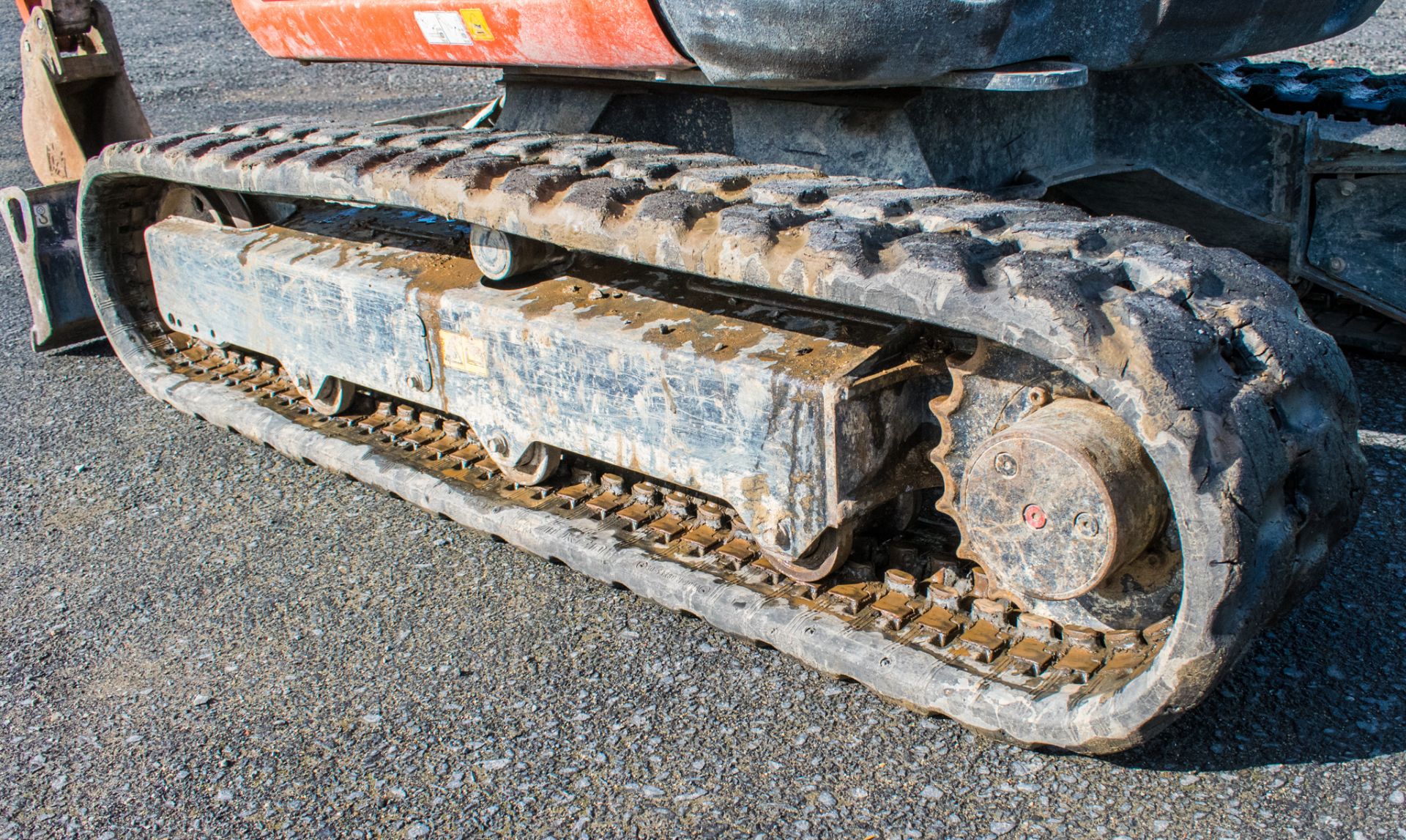 Kubota U27-4 2.7 tonne zero tail swing rubber tracked mini excavator Year: 2016 S/N: 58403 - Image 9 of 17