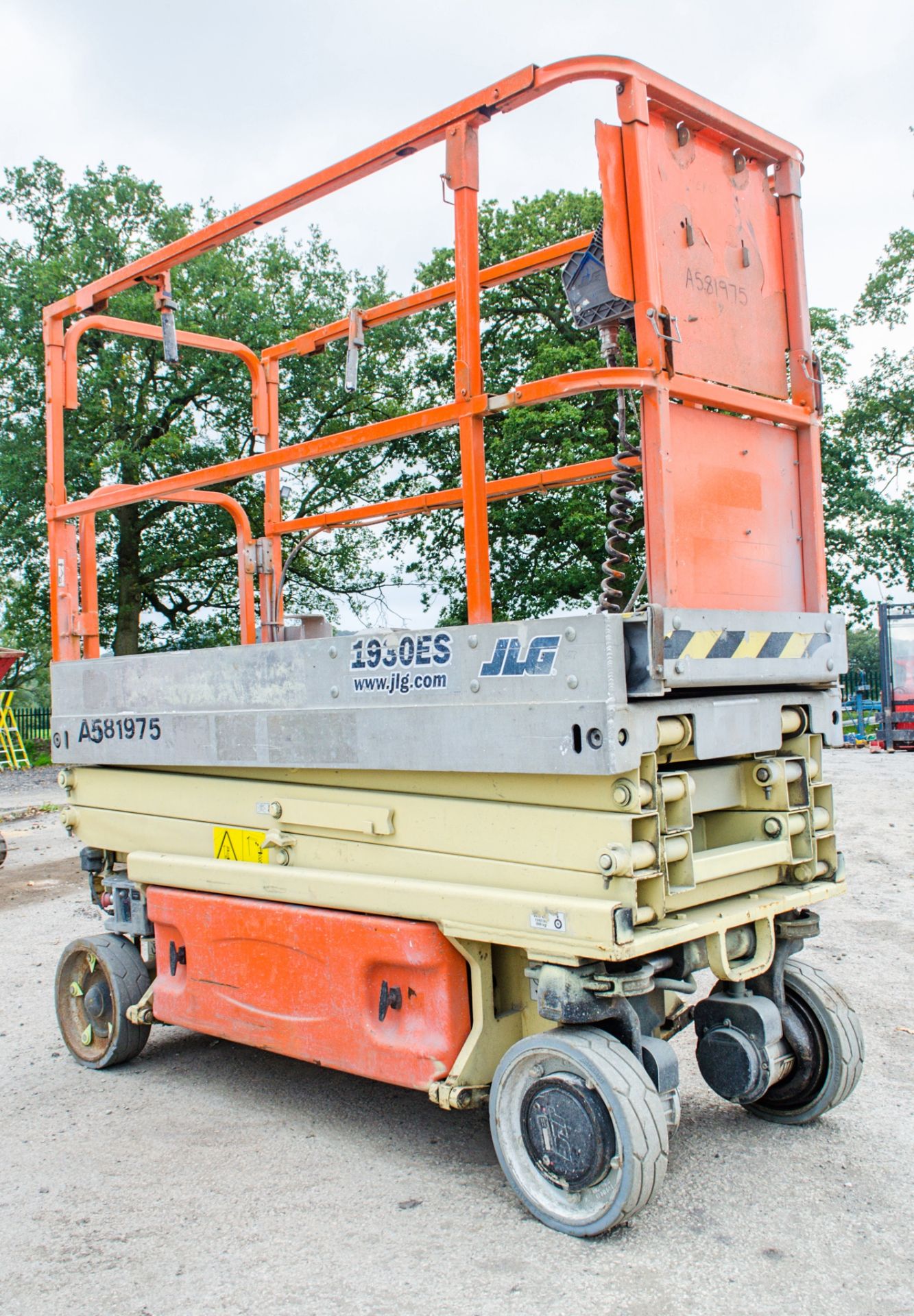 JLG 1930ES battery electric scissor lift access platform Year: 2012 S/N: 4493 Recorded Hours: 309 - Image 6 of 11