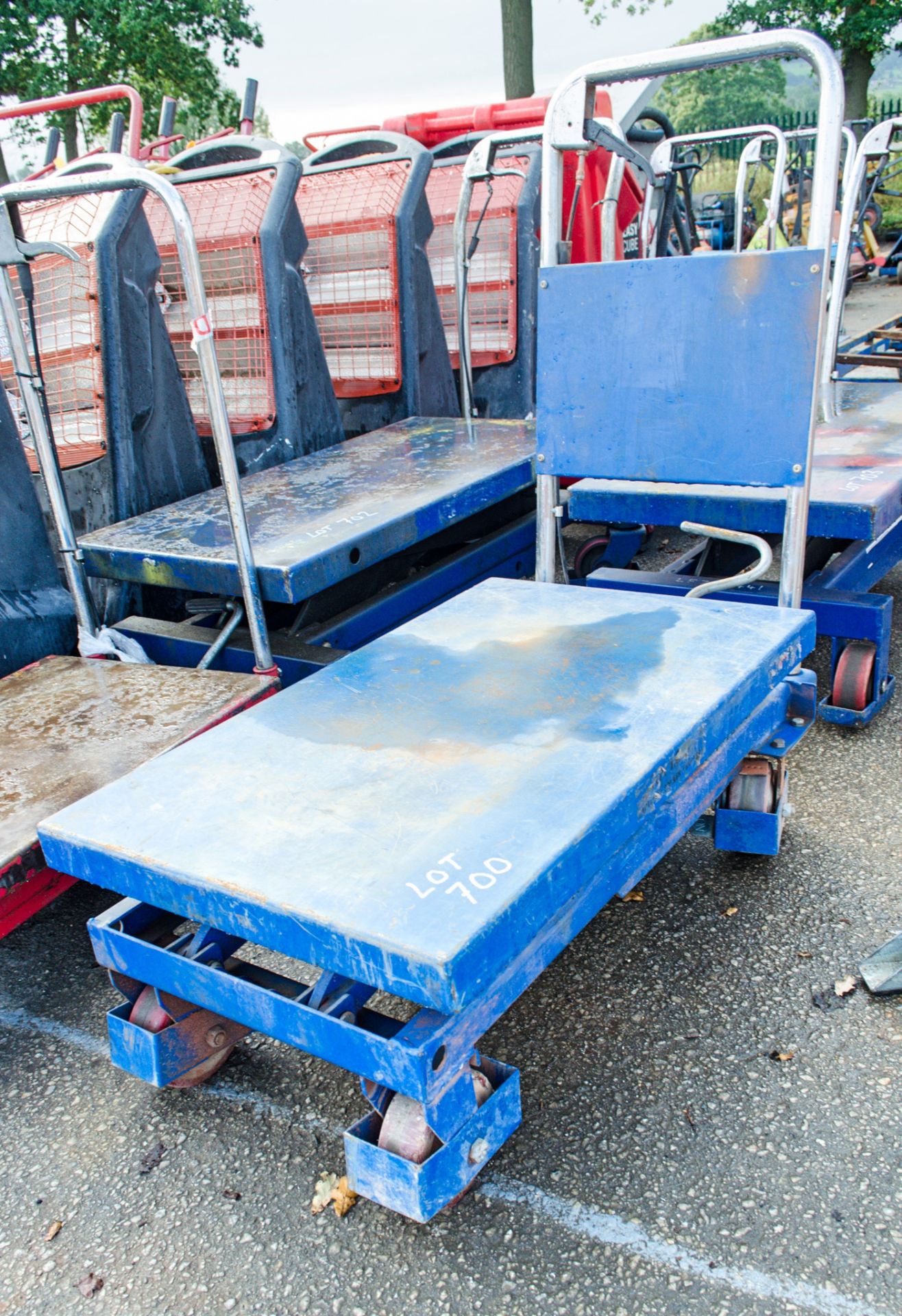 Mobile scissor lift table