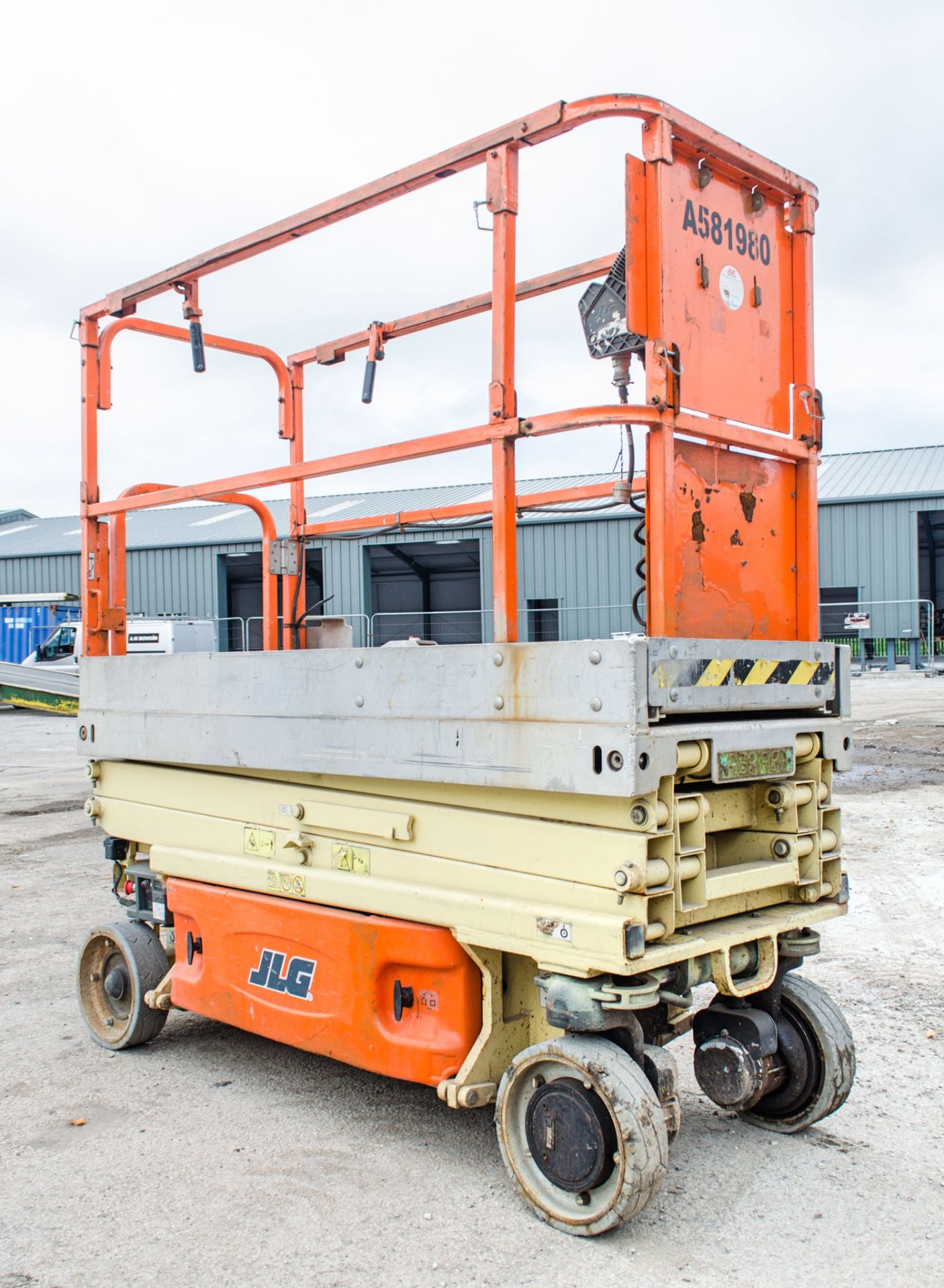 JLG 1930ES battery electric scissor lift access platform Year: 2012 S/N: 4495 Recorded Hours: 213 - Image 4 of 8