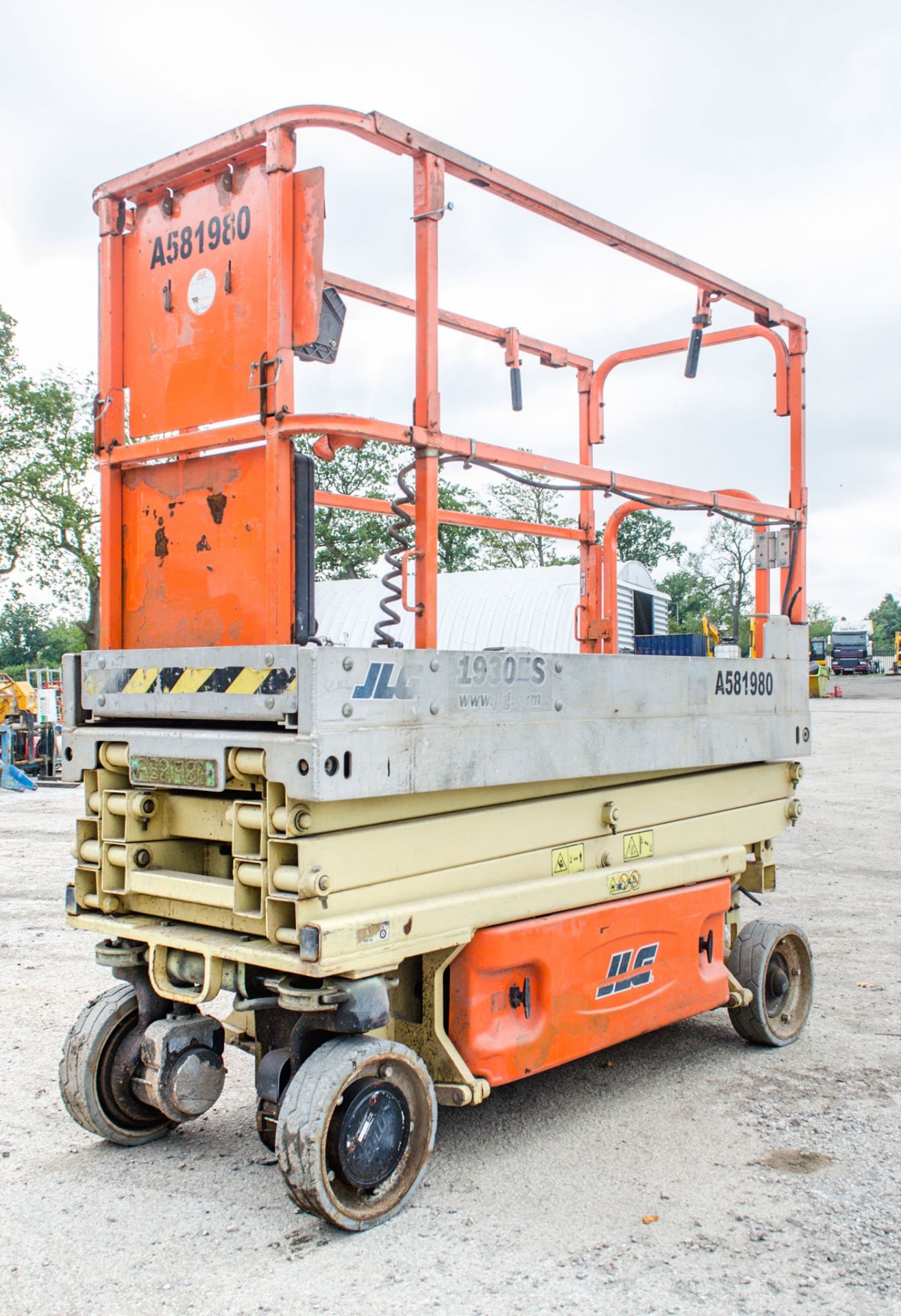 JLG 1930ES battery electric scissor lift access platform Year: 2012 S/N: 4495 Recorded Hours: 213 - Image 3 of 8