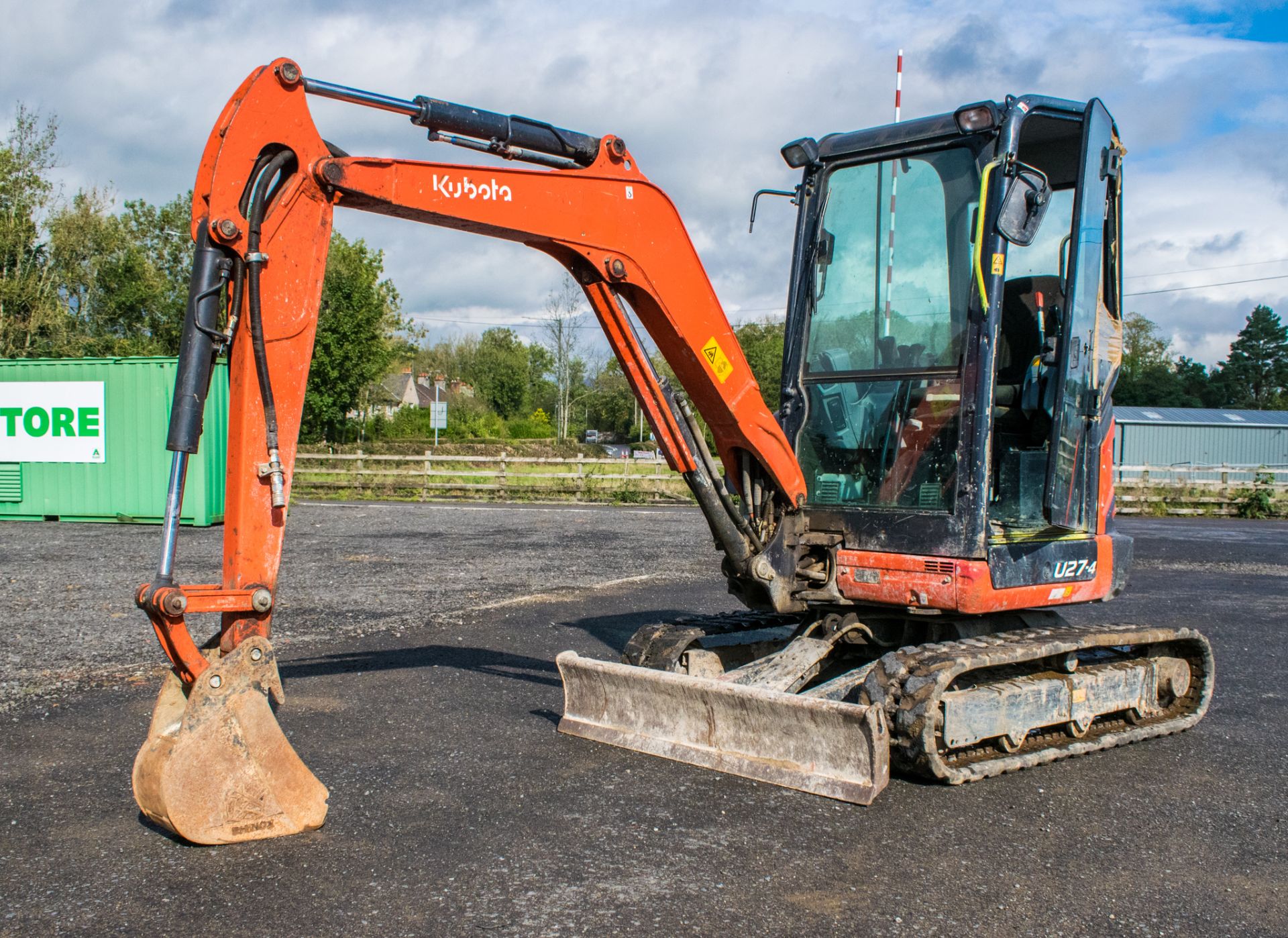 Kubota U27-4 2.7 tonne zero tail swing rubber tracked mini excavator Year: 2016 S/N: 58403