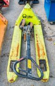 Hand hydraulic pallet truck ** In disrepair **