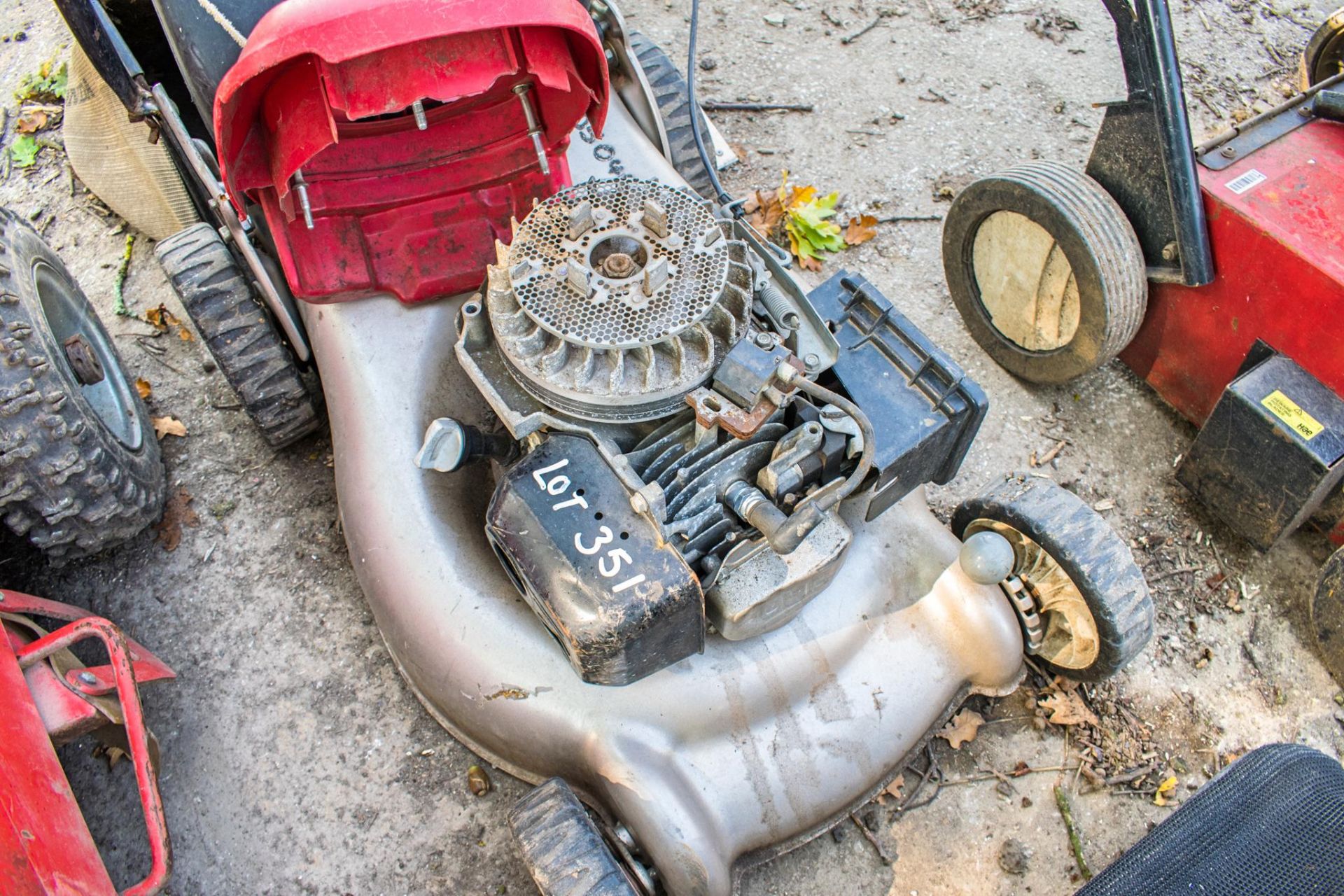 Honda petrol driven lawn mower ** Parts missing ** - Image 2 of 2