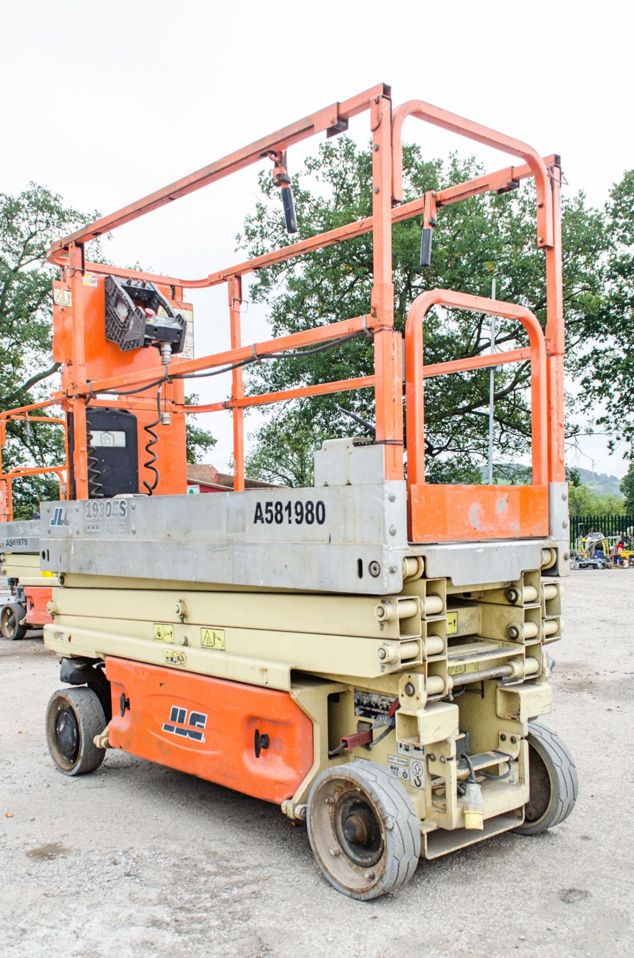 JLG 1930ES battery electric scissor lift access platform Year: 2012 S/N: 4495 Recorded Hours: 213 - Image 2 of 8