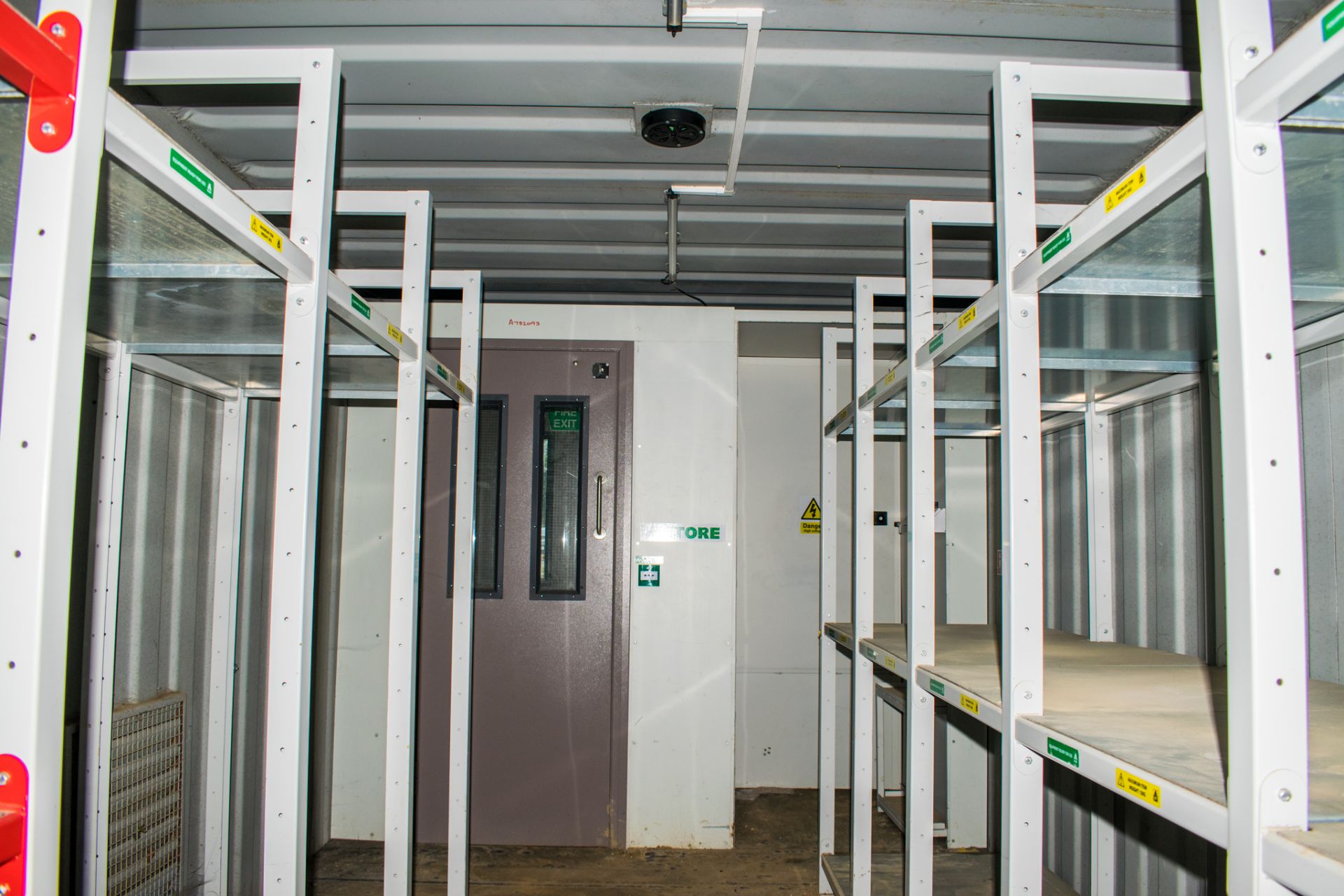 21ft x 9ft steel tool storage site unit Comprising of: Lobby and tool store room  c/w: Electronic - Image 8 of 9