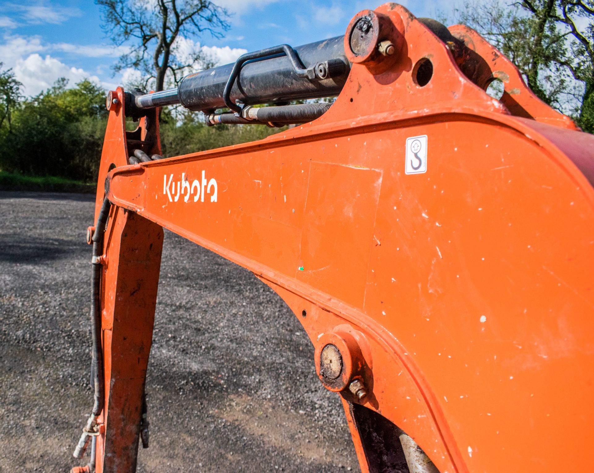 Kubota U27-4 2.7 tonne zero tail swing rubber tracked mini excavator Year: 2016 S/N: 58403 - Image 14 of 17