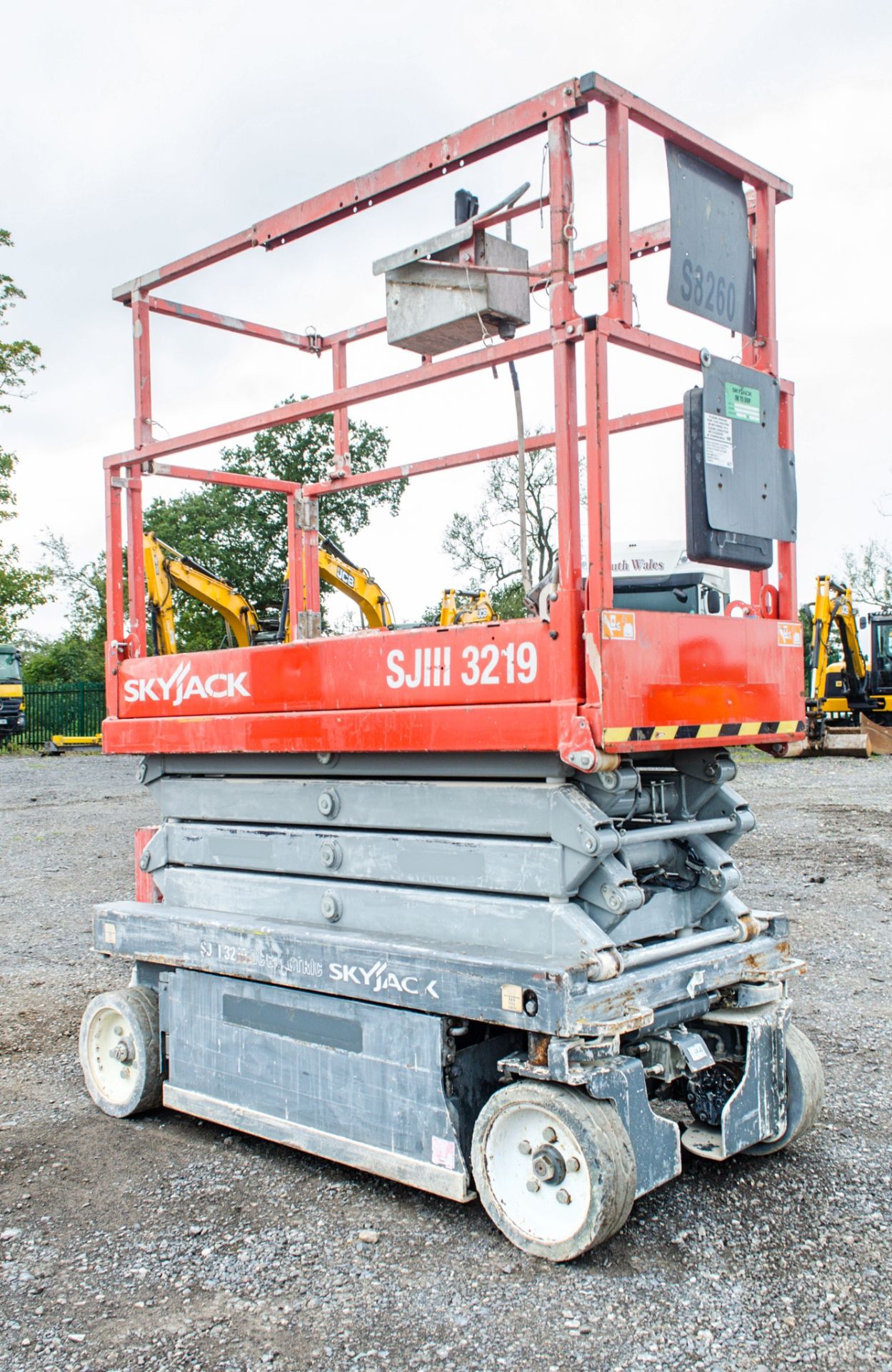 Skyjack SJIII 3219 battery electric scissor lift access platform Year: 2013 S/N: 2204419 S8260 - Image 2 of 7