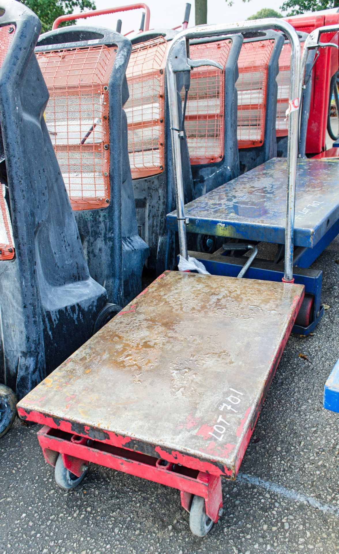 Mobile scissor lift table