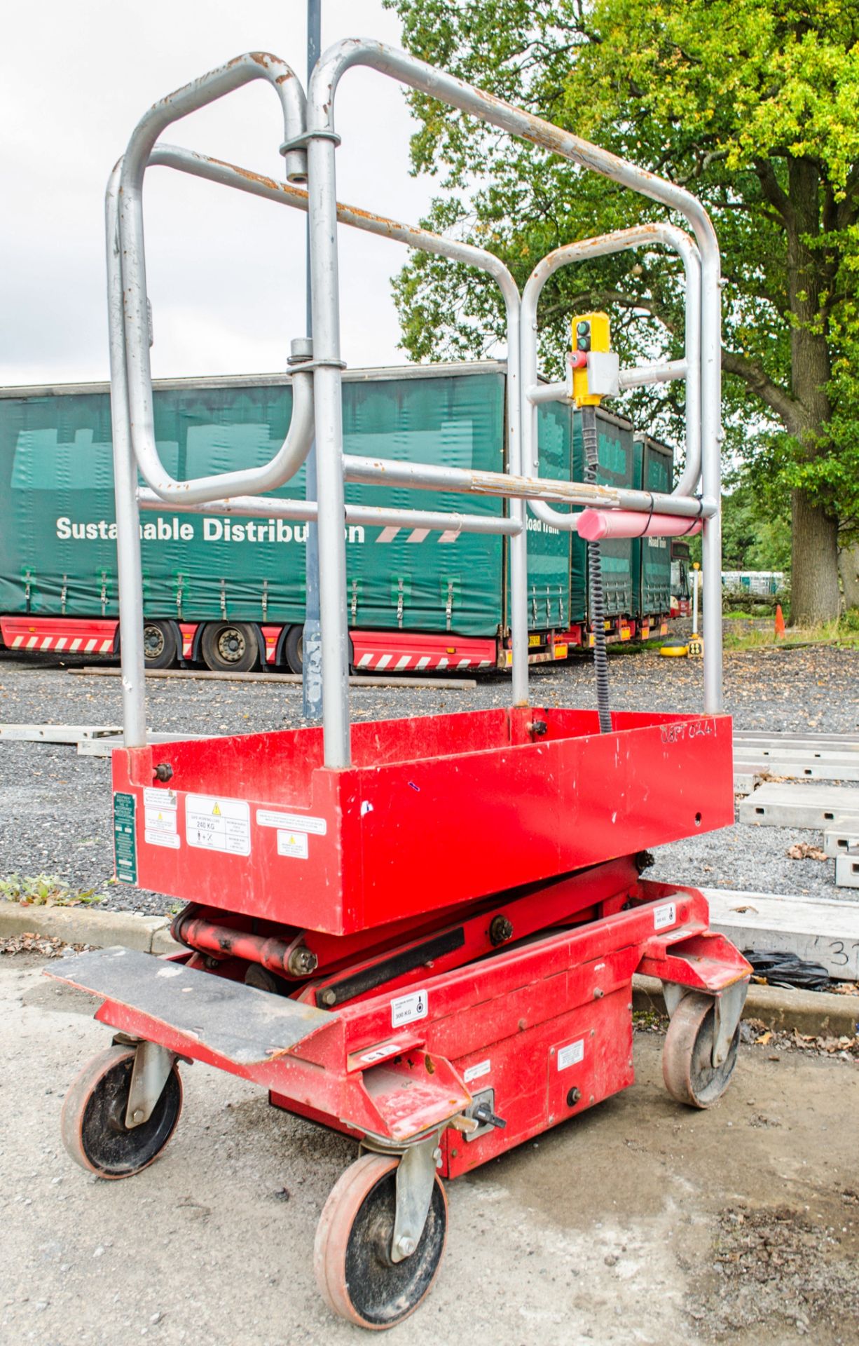 Pop Up push around battery electric scissor lift Year: 2008 S/N: PUP3296 08FT0241