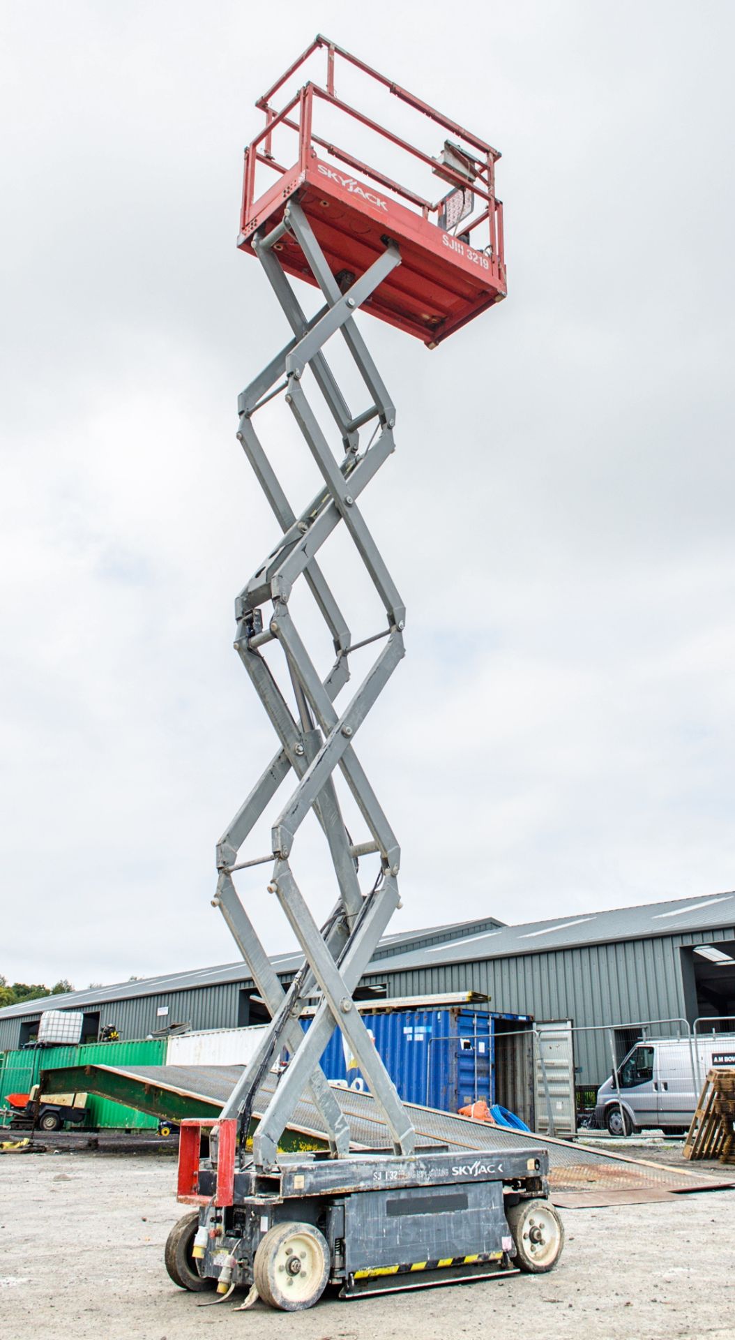 Skyjack SJIII 3219 battery electric scissor lift access platform Year: 2013 S/N: 2204419 S8260 - Image 5 of 7