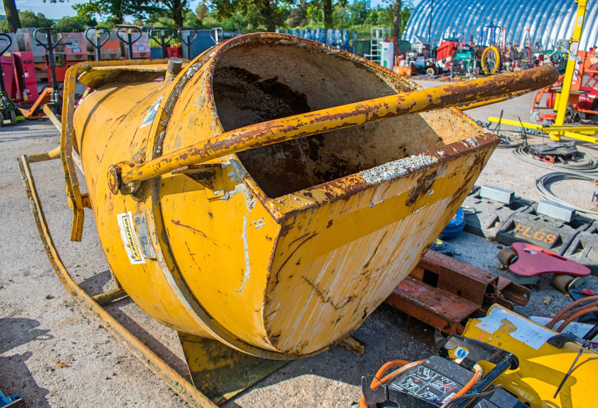 500 litre concrete chute/skip - Image 2 of 2