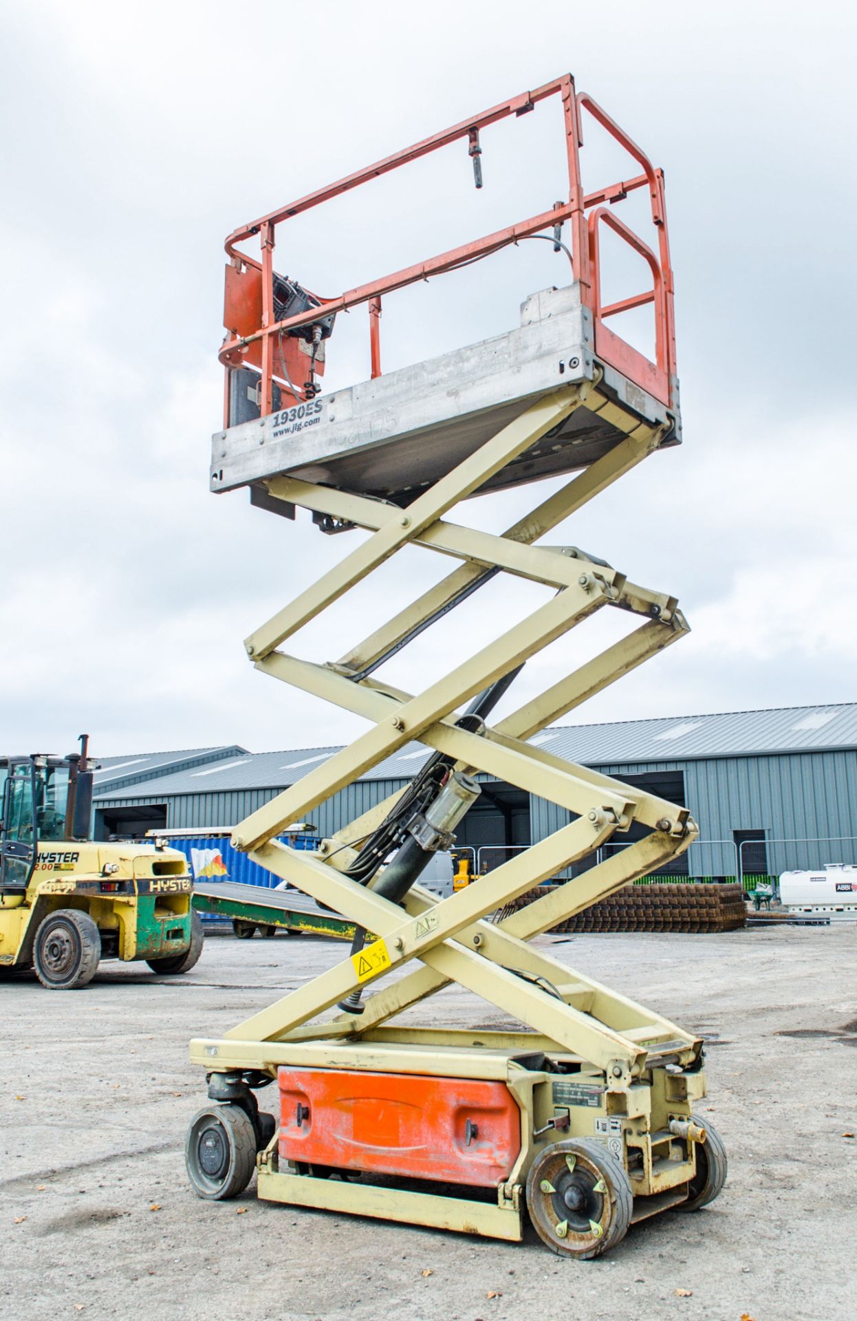 JLG 1930ES battery electric scissor lift access platform Year: 2012 S/N: 4493 Recorded Hours: 309 - Image 8 of 11