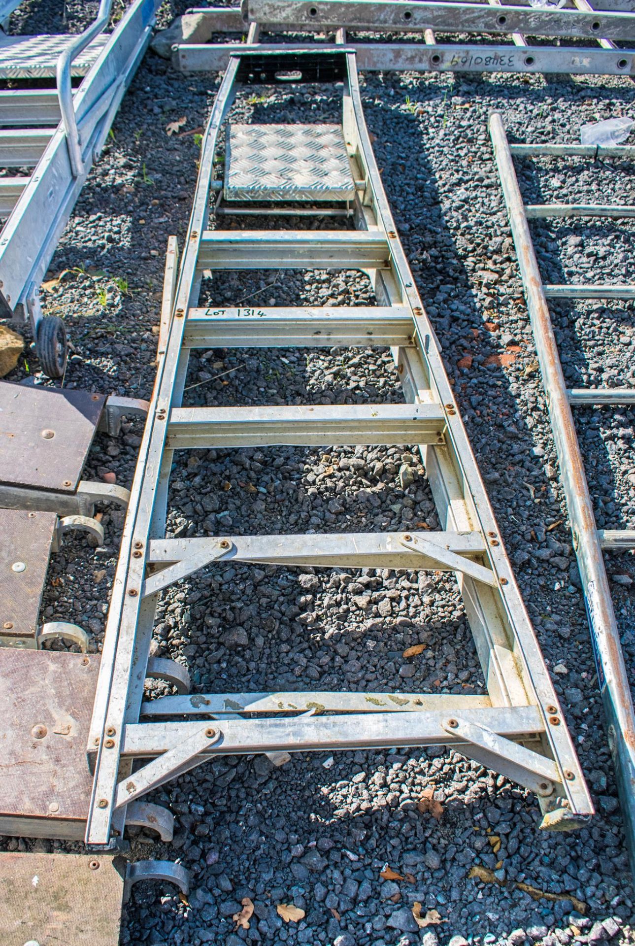 6 tread aluminium step ladder ** Damaged **