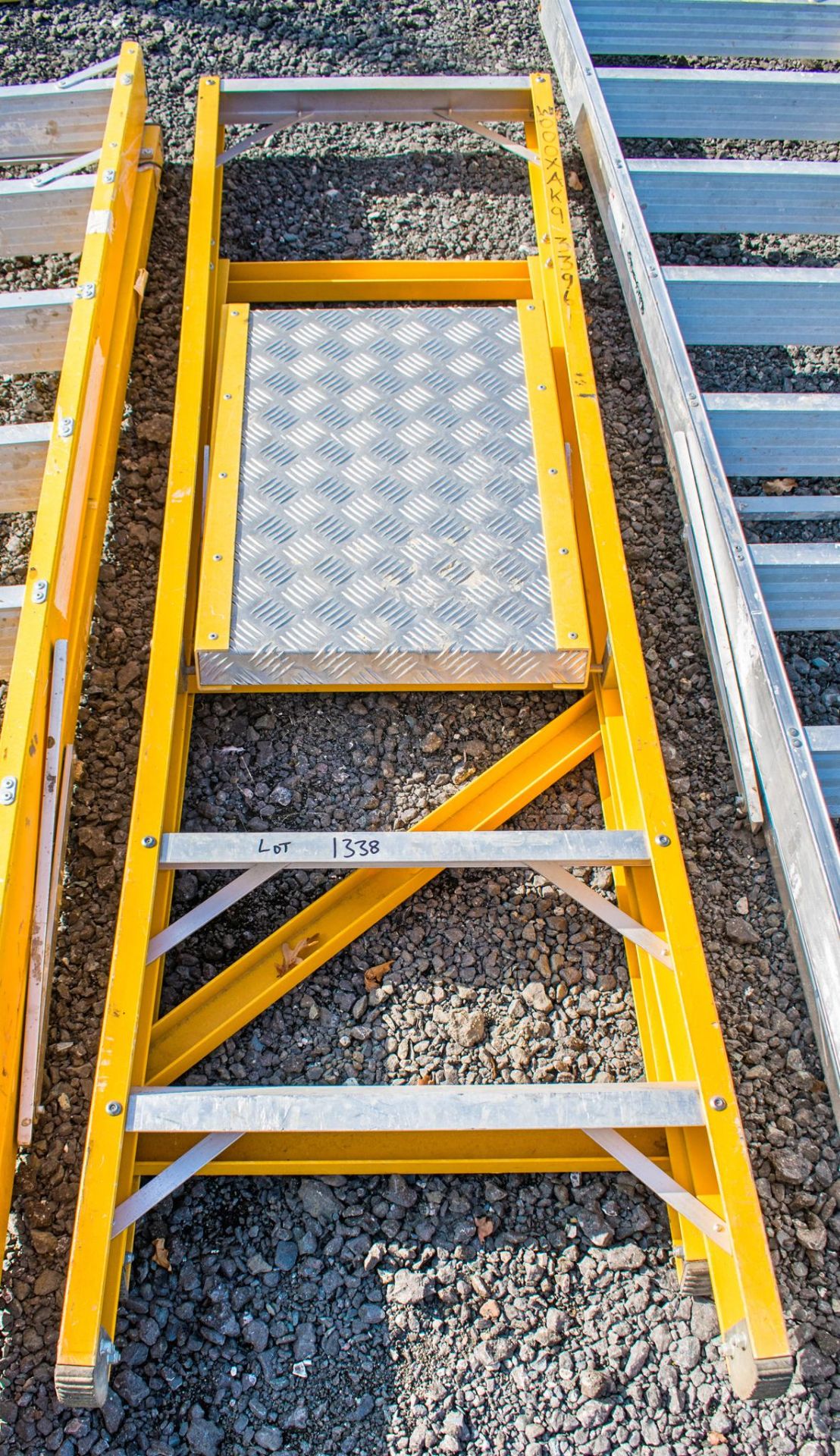 3 tread glass fibre framed step ladder