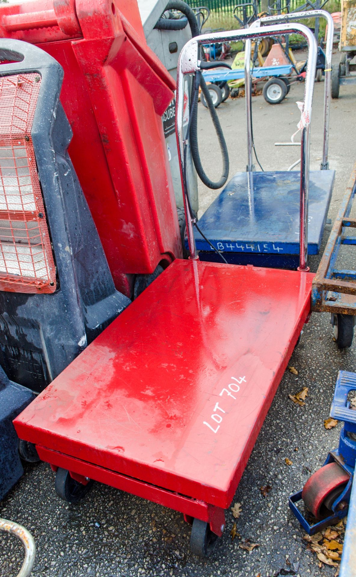 Mobile scissor lift table