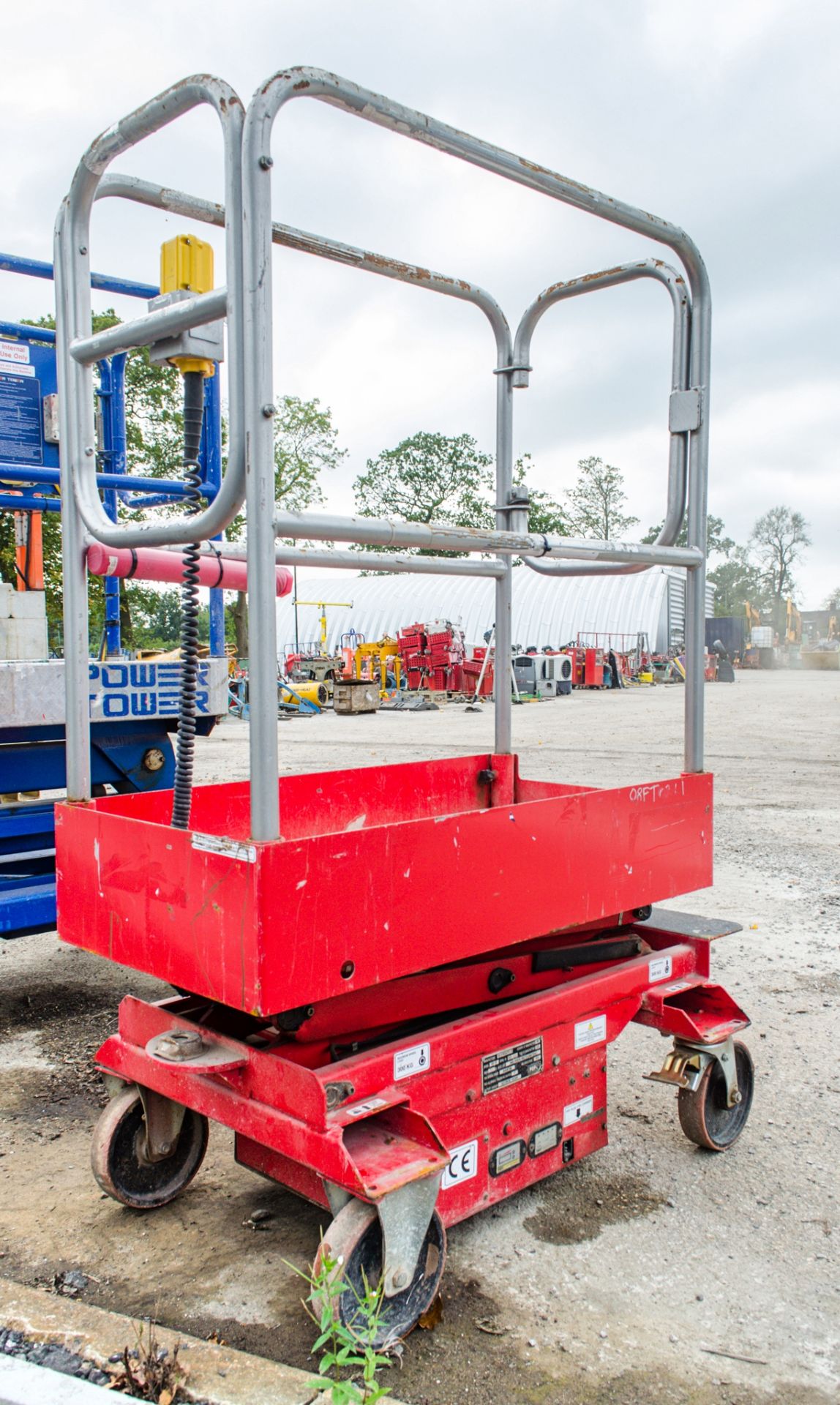 Pop Up push around battery electric scissor lift Year: 2008 S/N: PUP3296 08FT0241 - Image 2 of 3