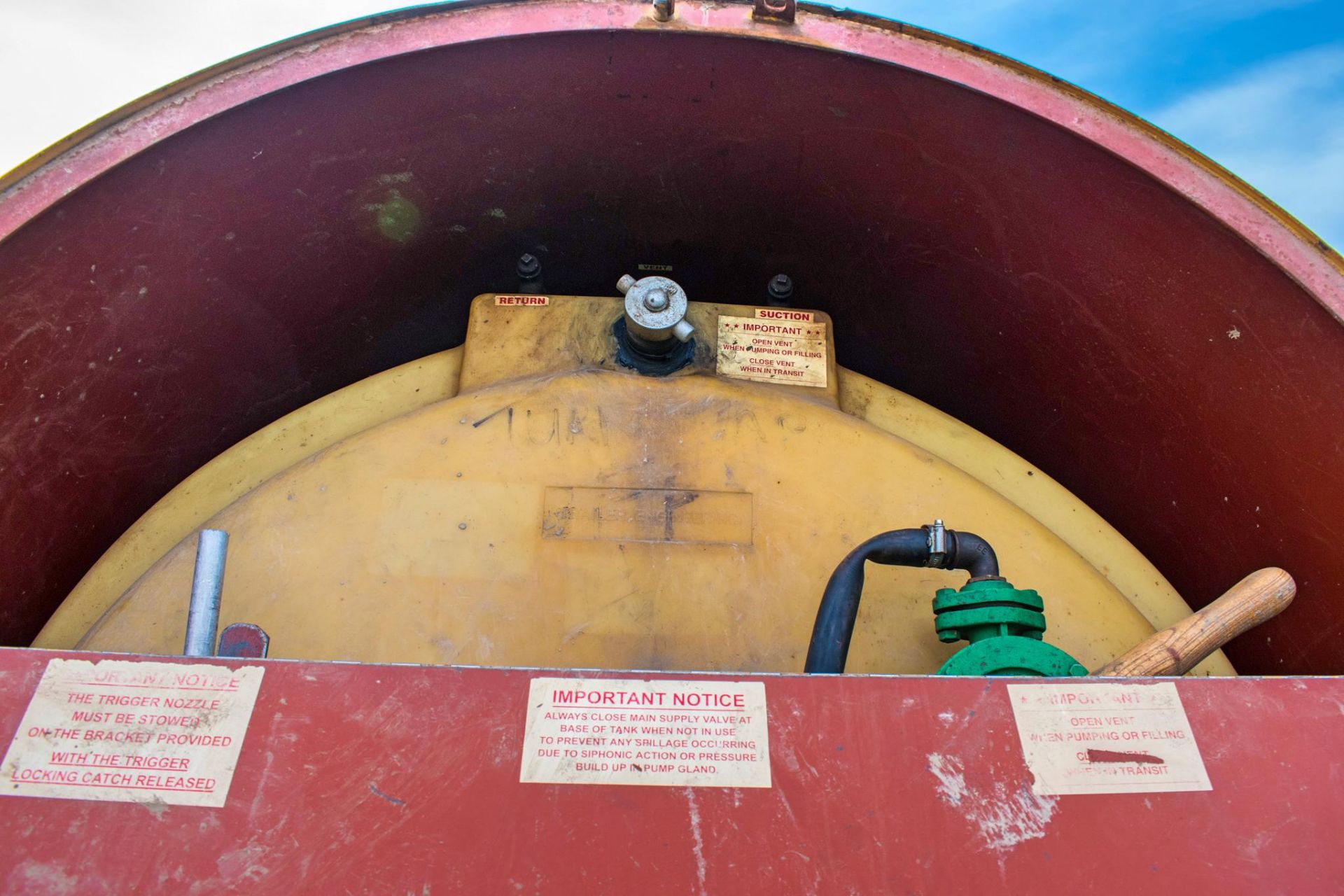 Trailer Engineering site tow 500 gallon bunded fuel bowser c/w manual pump, delivery hose & nozzle - Image 3 of 3