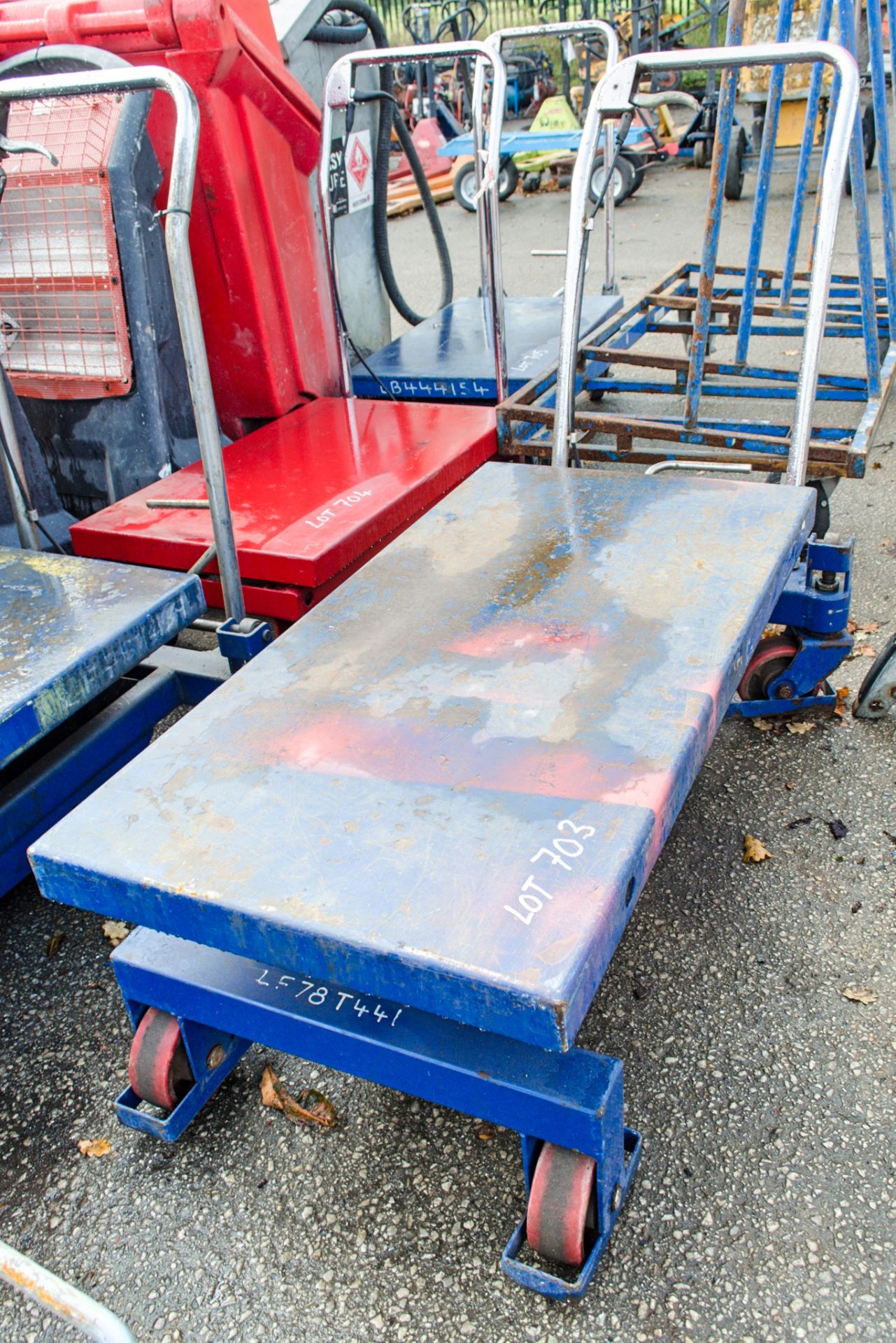 Mobile scissor lift table