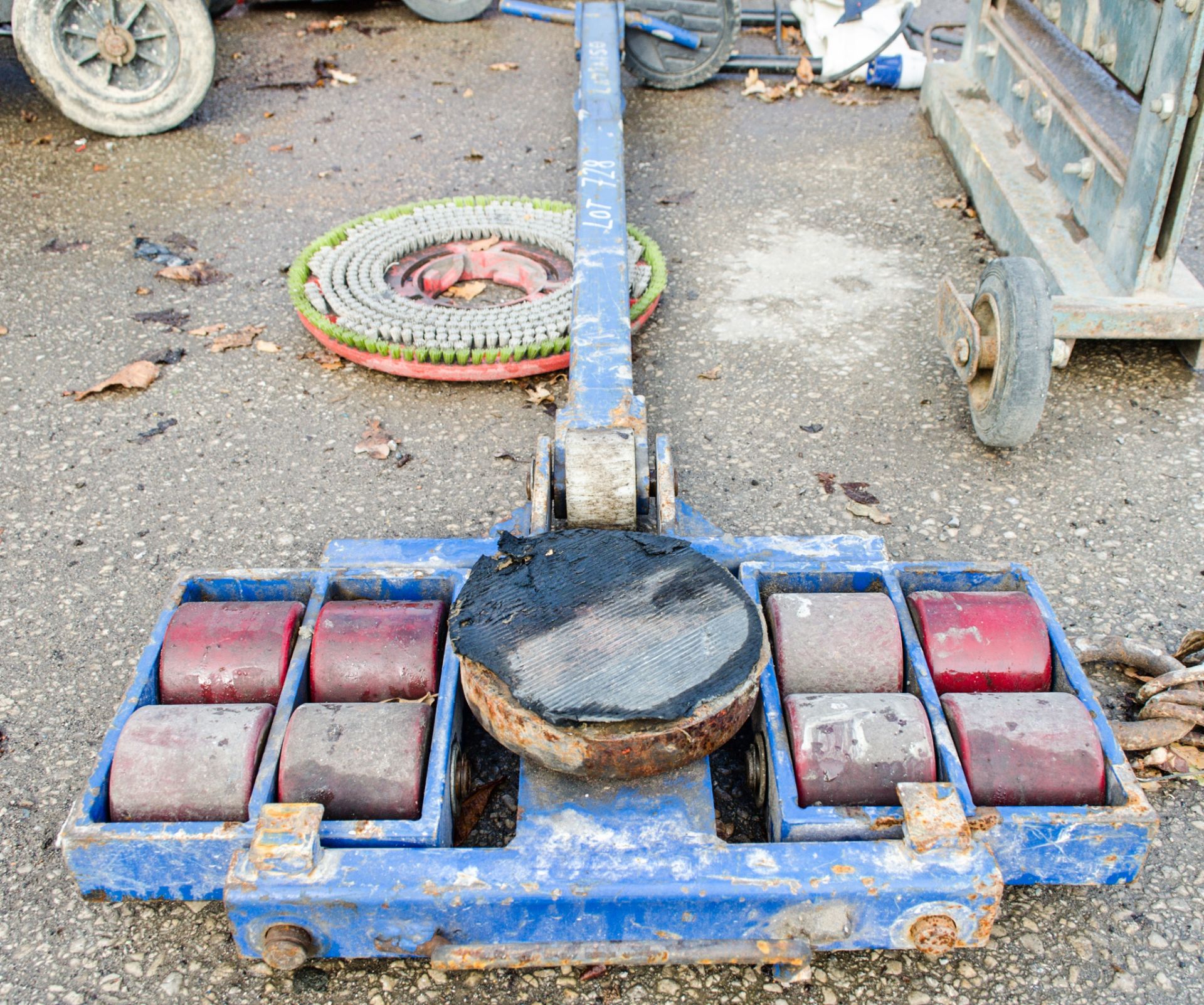 Machinery moving skate