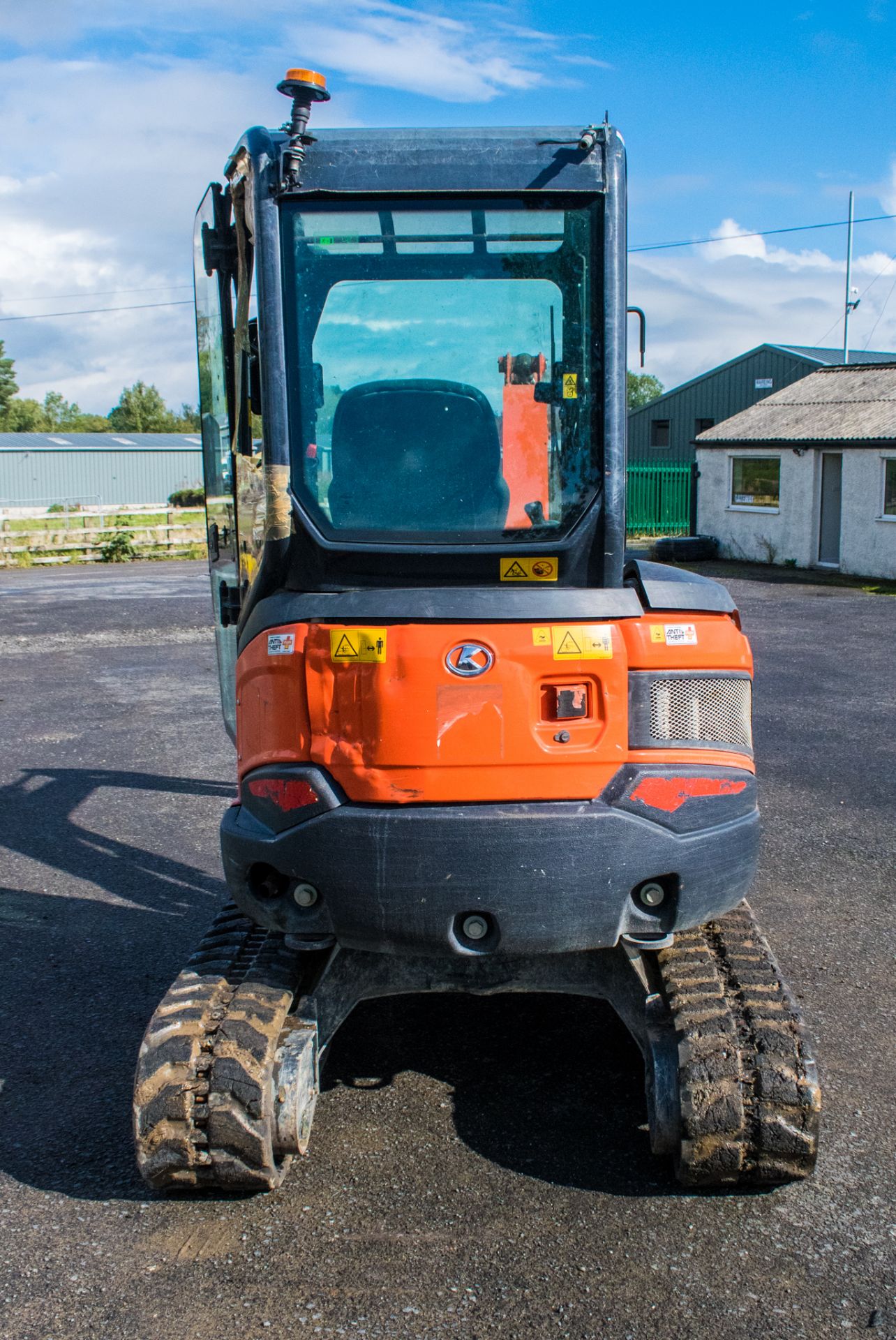 Kubota U27-4 2.7 tonne zero tail swing rubber tracked mini excavator Year: 2016 S/N: 58403 - Image 6 of 17