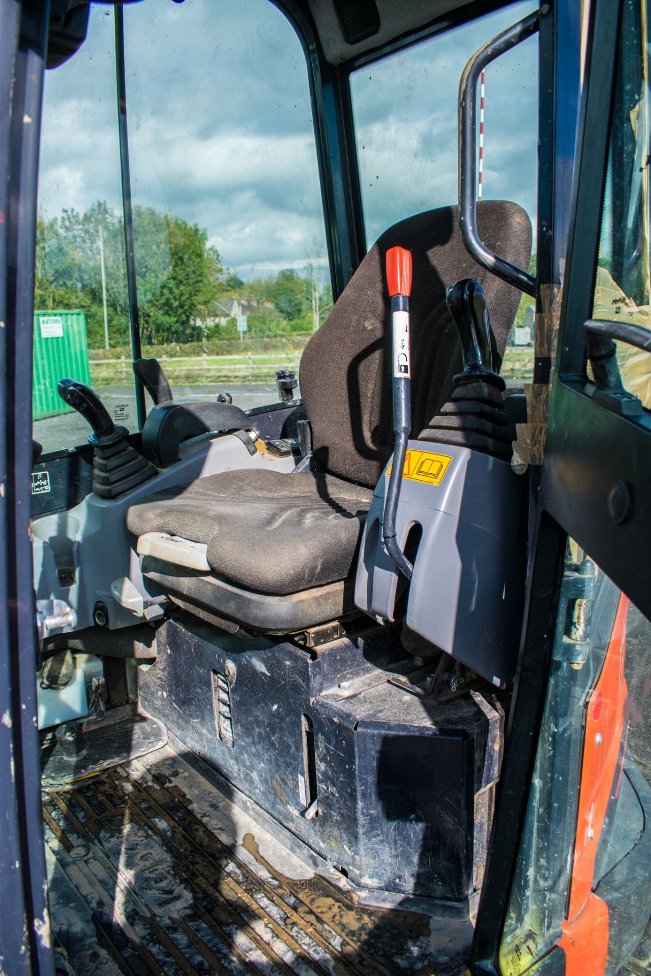 Kubota U27-4 2.7 tonne zero tail swing rubber tracked mini excavator Year: 2016 S/N: 58403 - Image 15 of 17