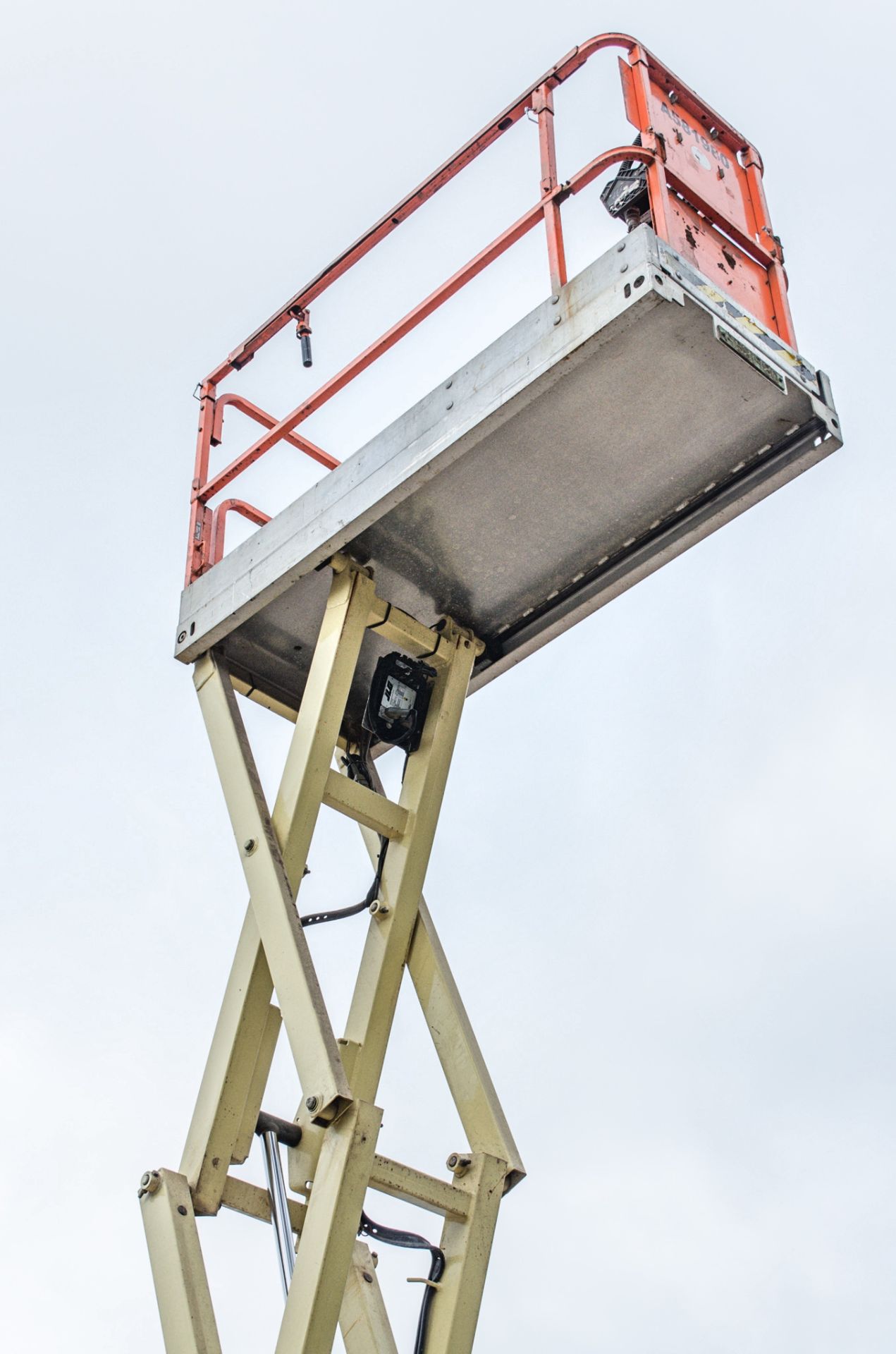 JLG 1930ES battery electric scissor lift access platform Year: 2012 S/N: 4495 Recorded Hours: 213 - Image 6 of 8