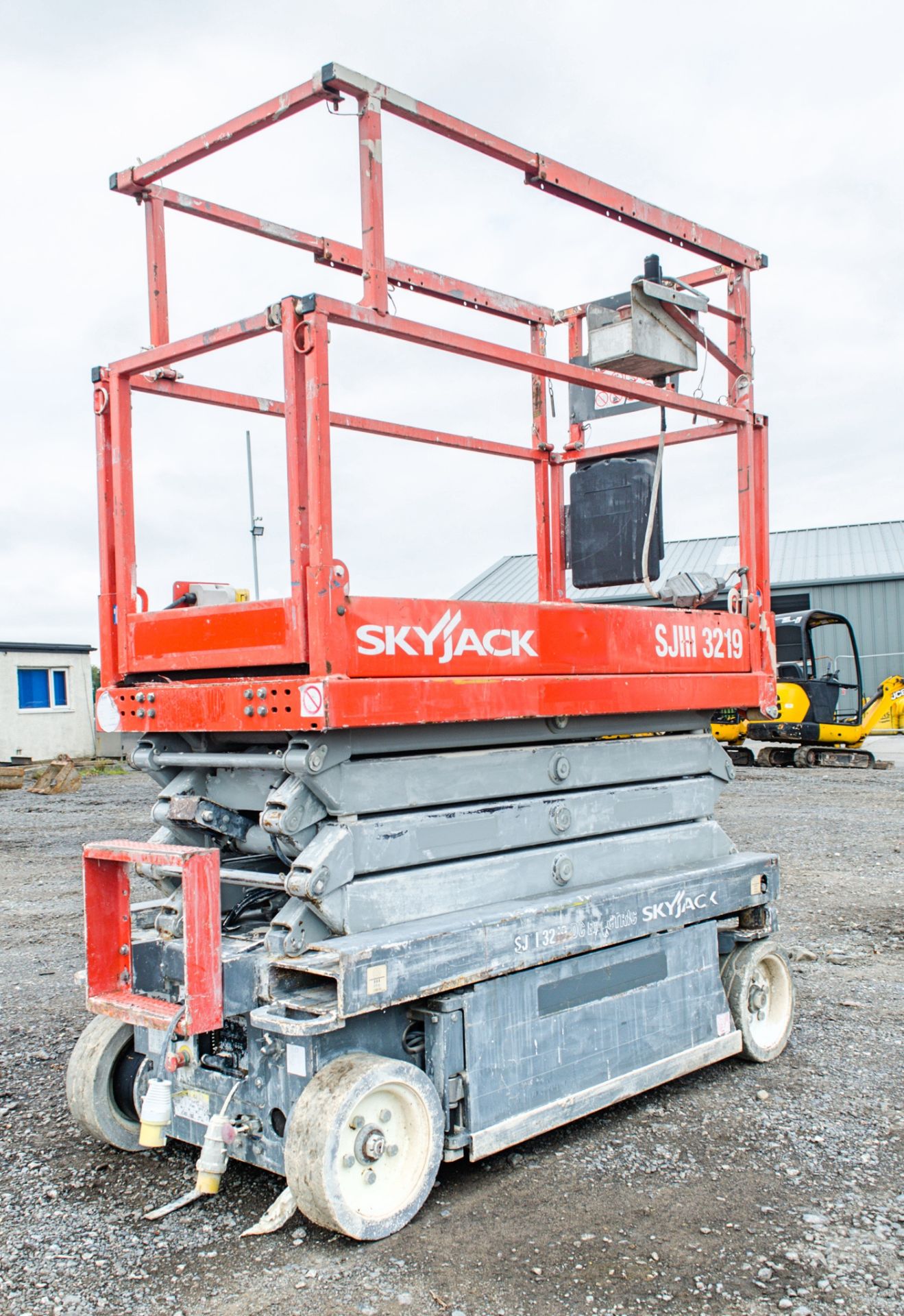 Skyjack SJIII 3219 battery electric scissor lift access platform Year: 2013 S/N: 2204419 S8260